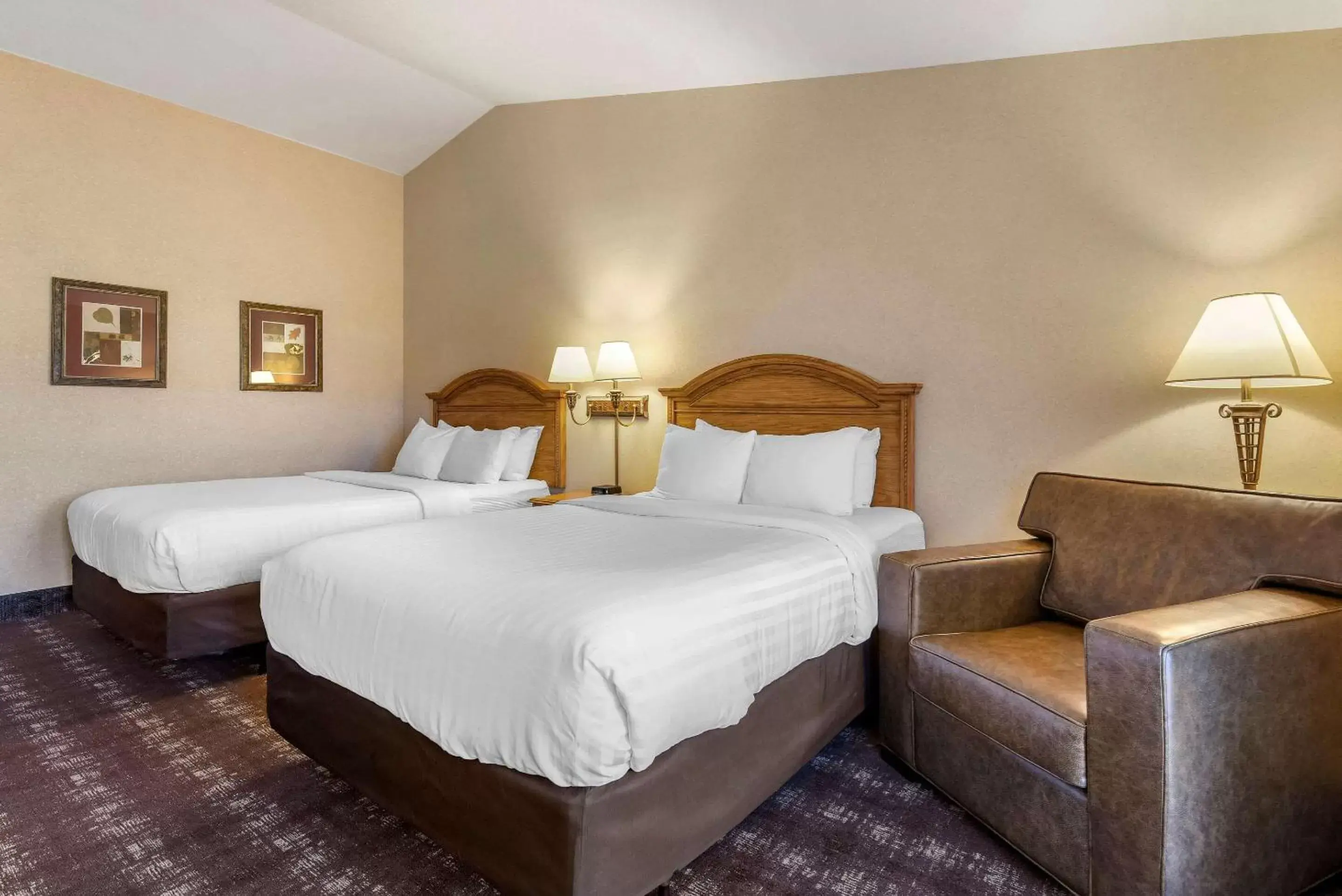 Photo of the whole room, Bed in Kathryn Riverfront Inn, Ascend Hotel Collection