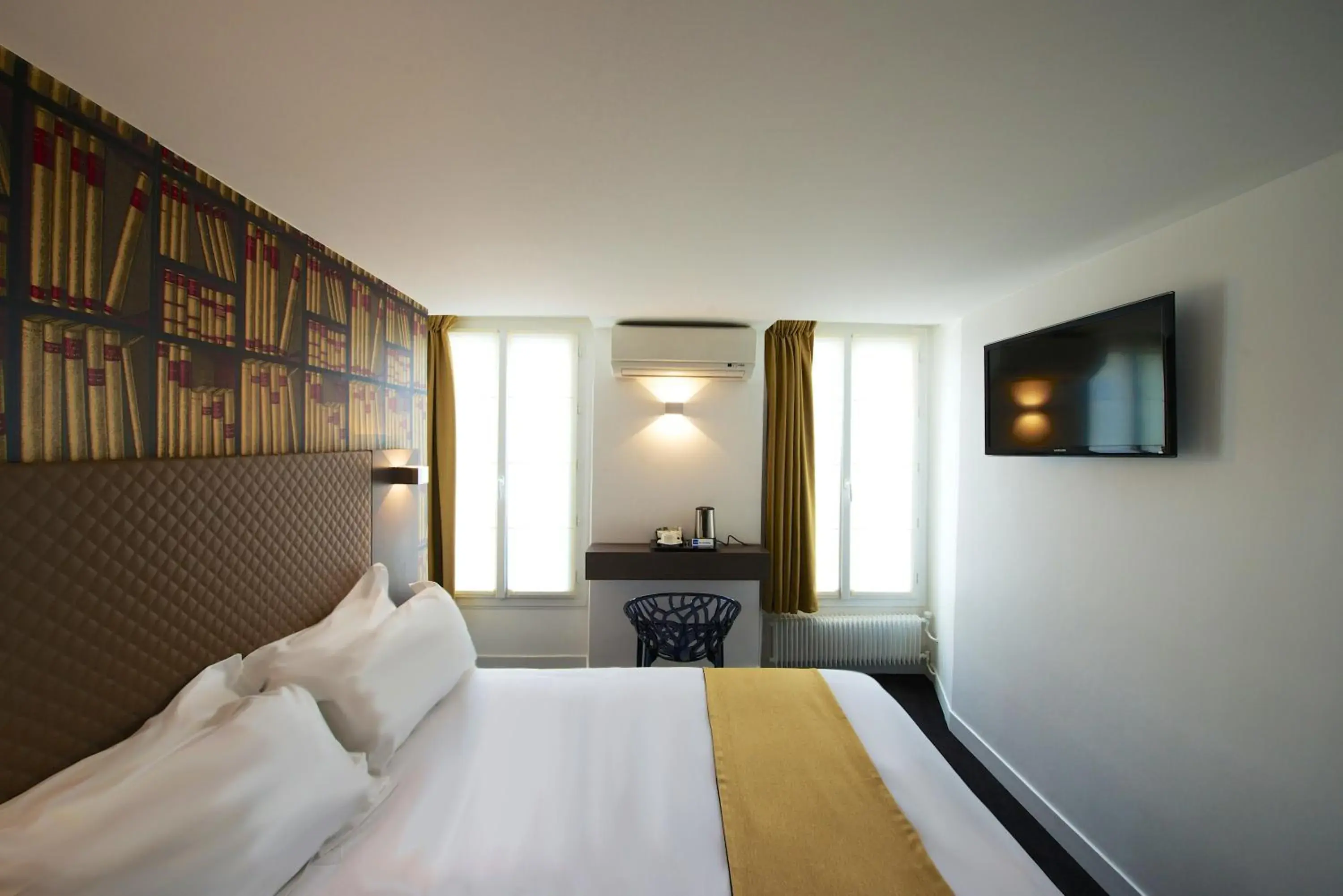 Bedroom, Bed in Hôtel de la Gaîté