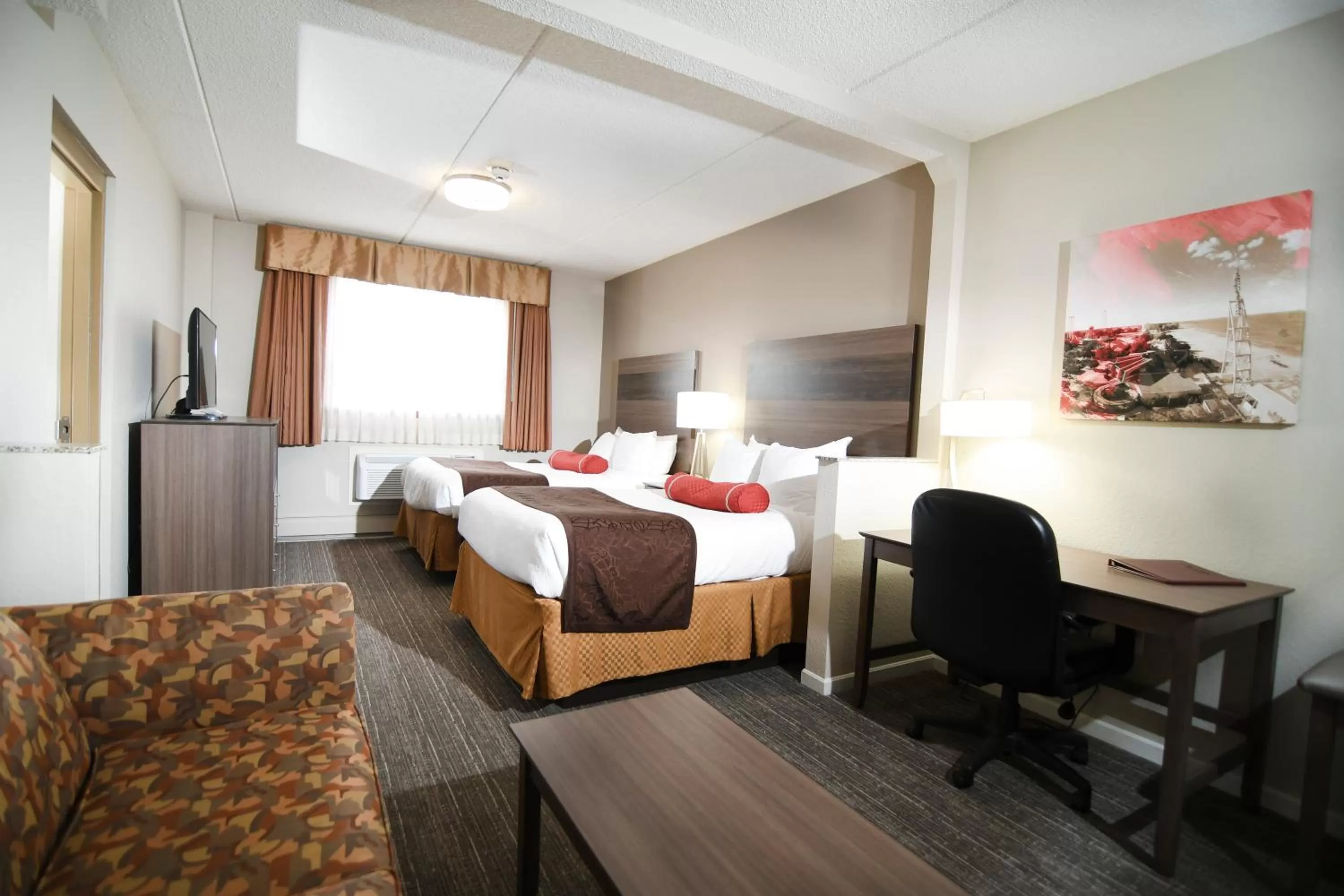 Photo of the whole room, Bed in Best Western Plus Sandusky Hotel & Suites