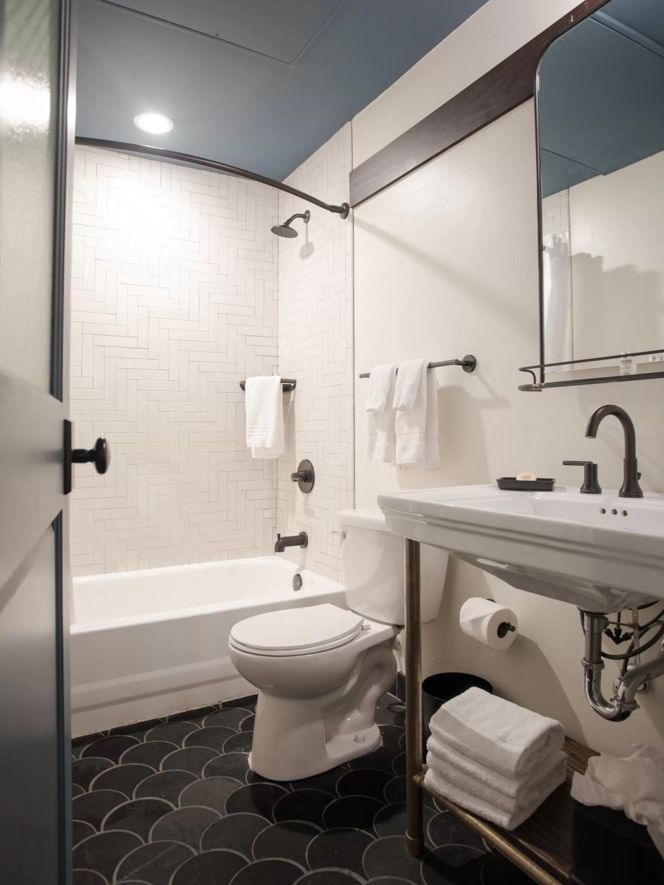 Bathroom in The Old No. 77 Hotel & Chandlery