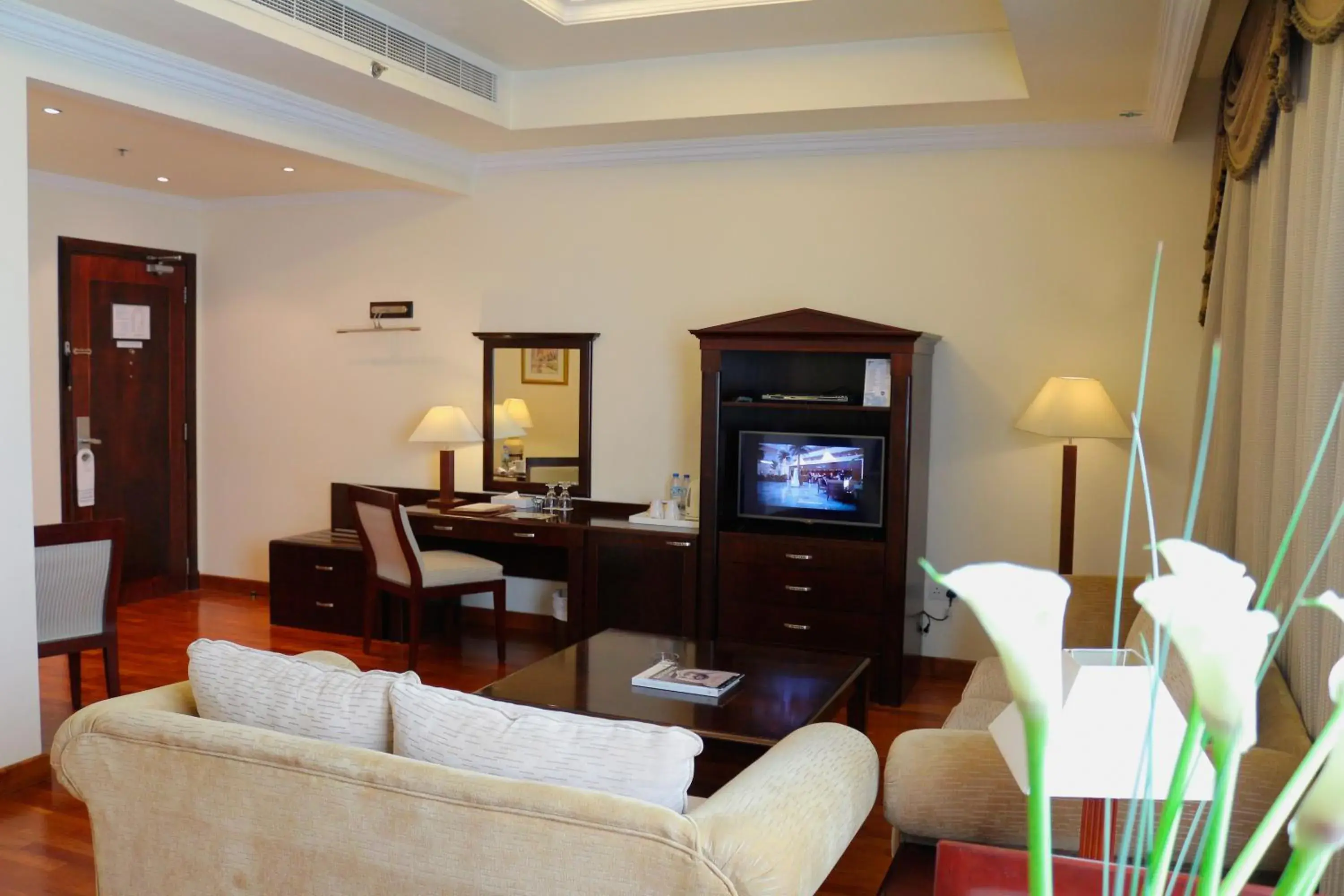 Living room, Lounge/Bar in Sharjah Premiere Hotel & Resort