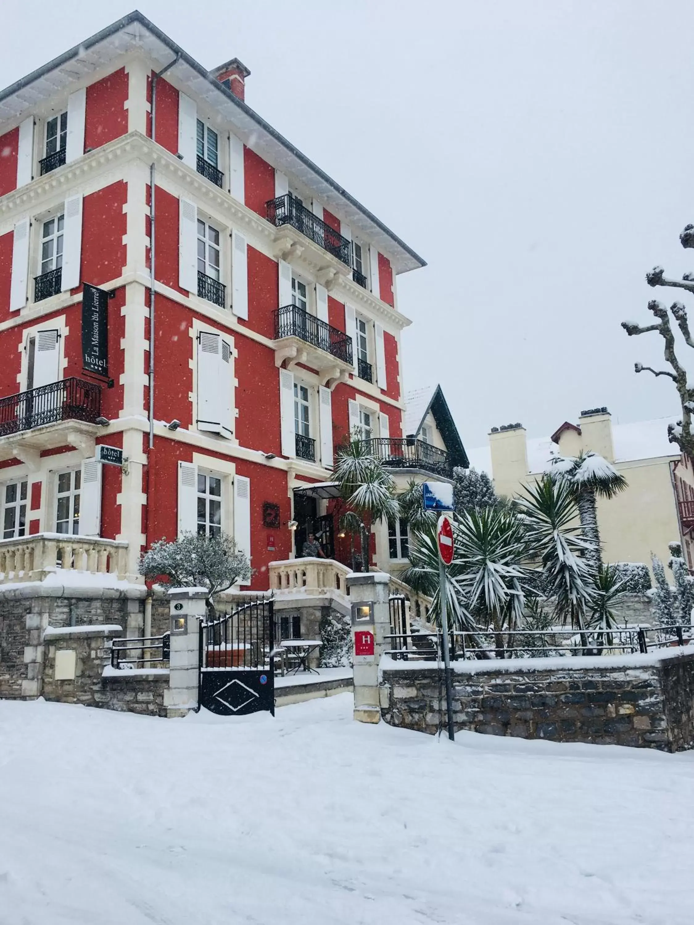 Property building, Winter in Hôtel & Espace Bien-être La Maison du Lierre