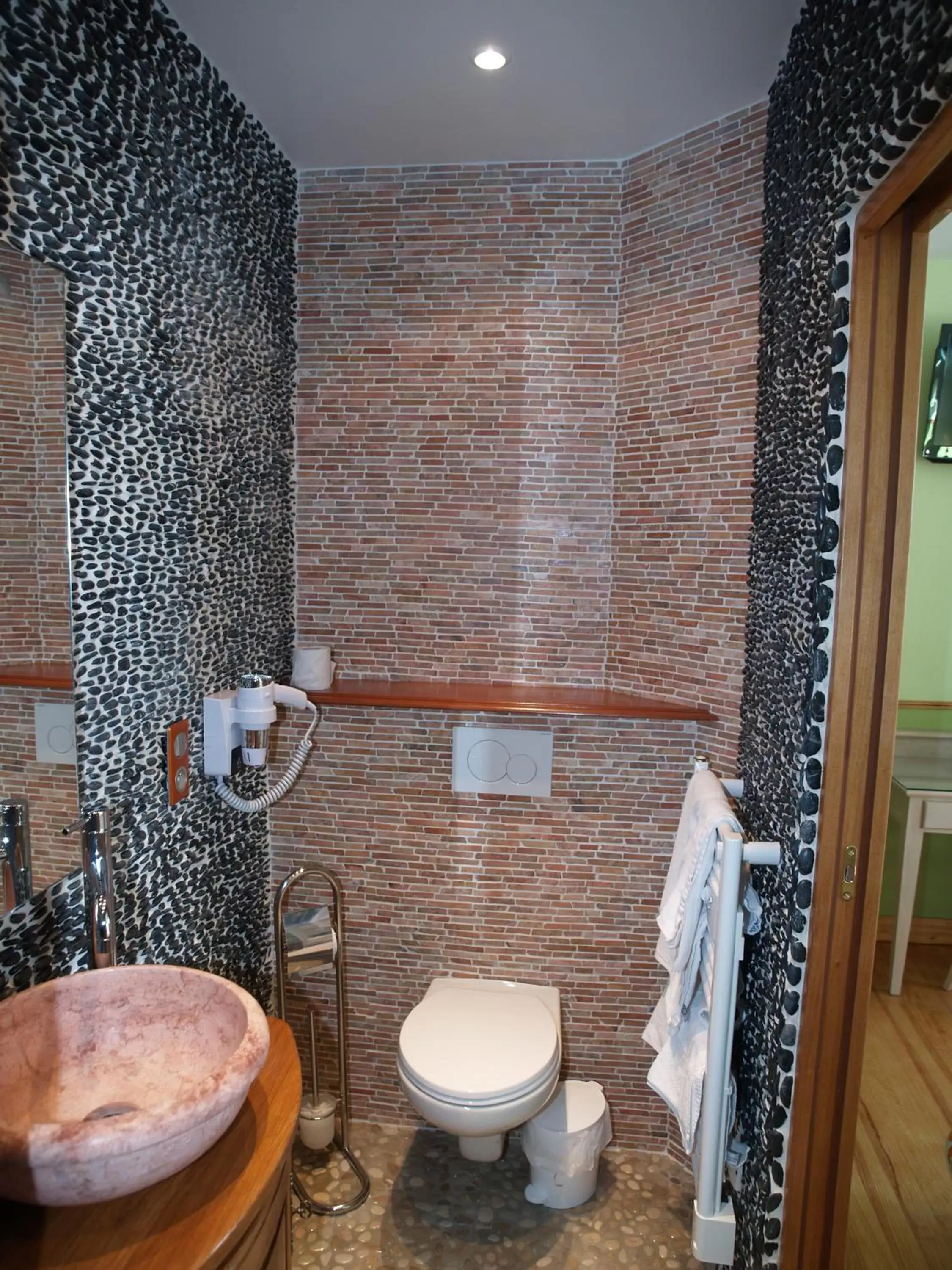 Bathroom in Hôtel De Calais