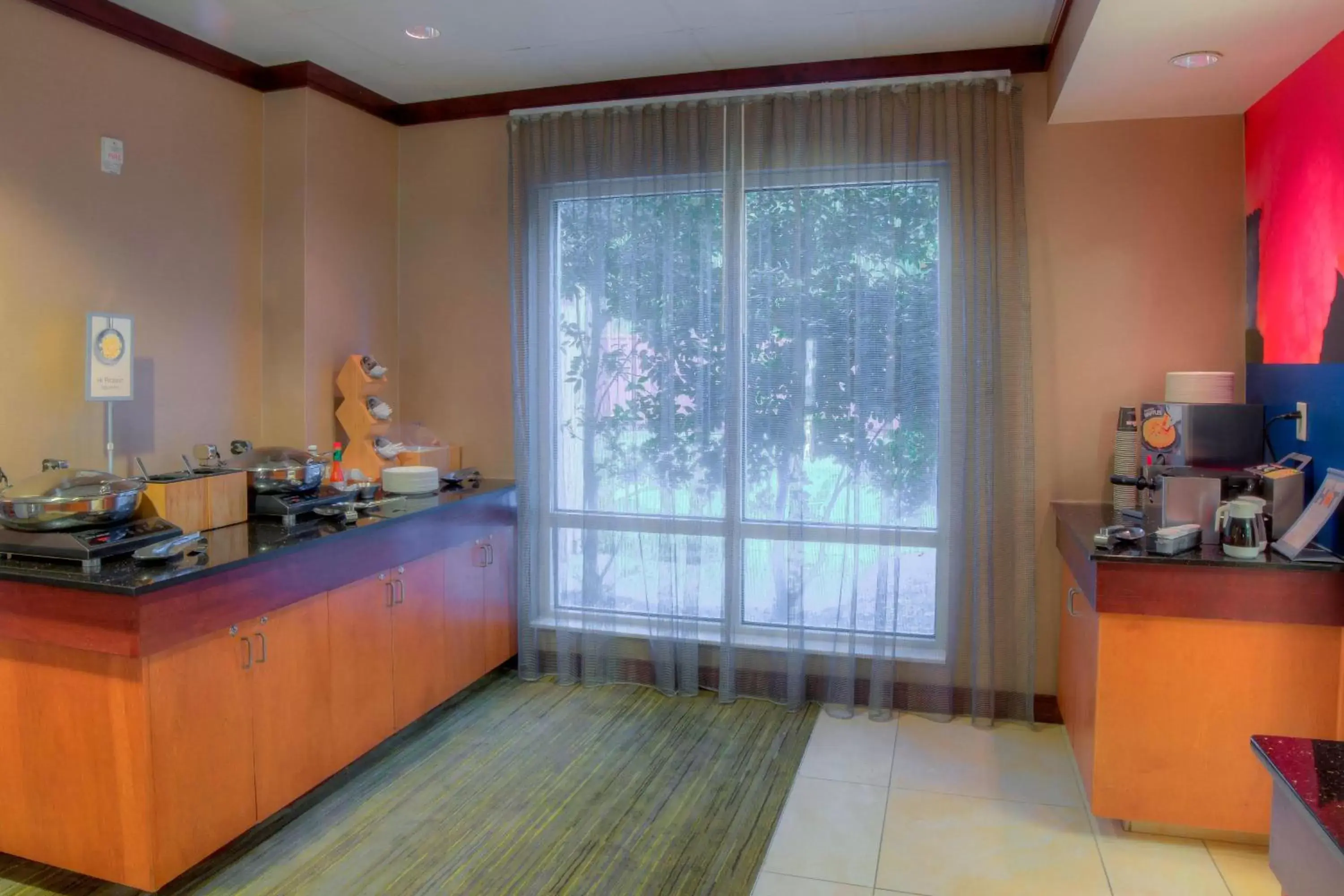 Breakfast, Kitchen/Kitchenette in Fairfield Inn & Suites by Marriott Mobile Daphne/Eastern Shore