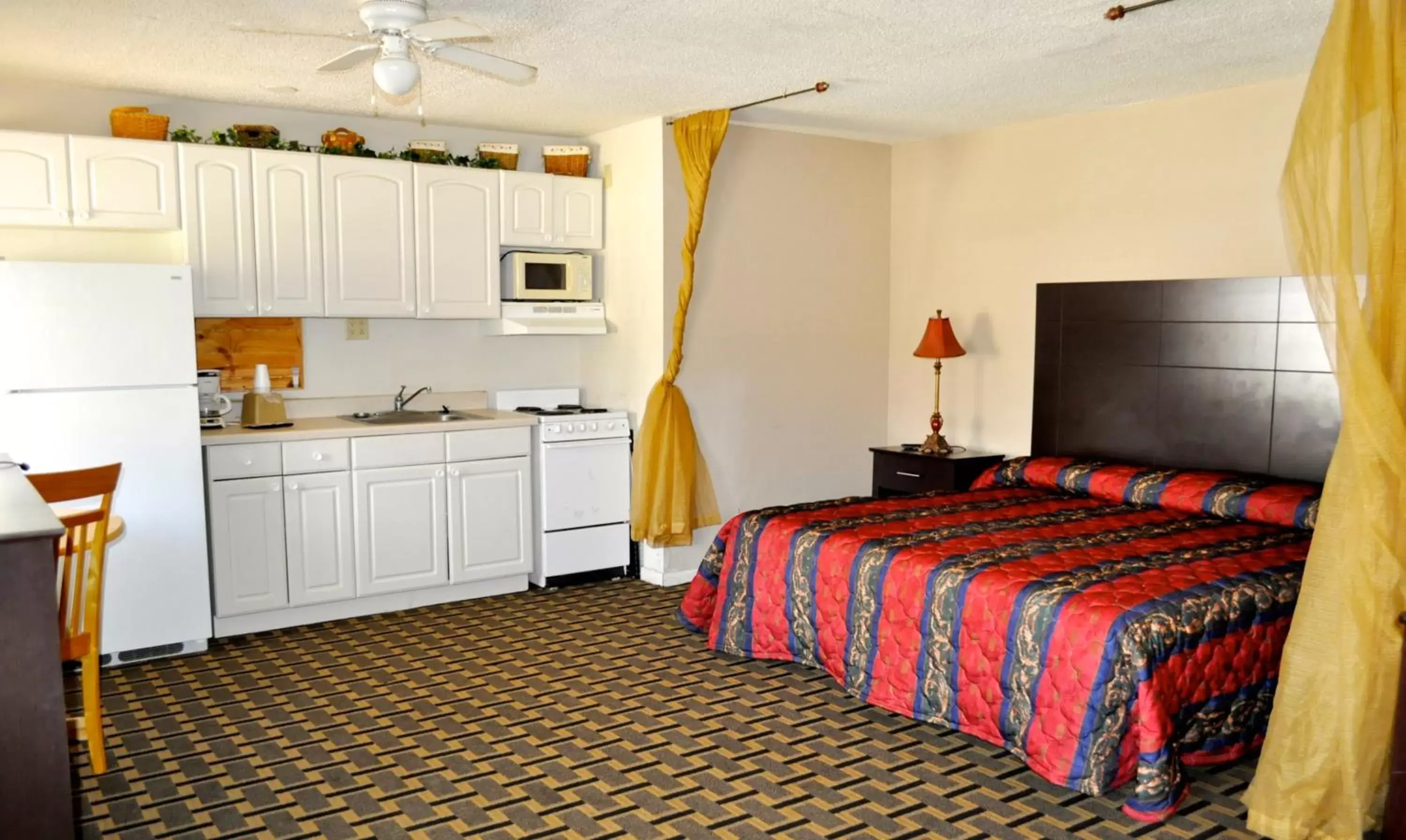 Kitchen/Kitchenette in Andrews Motor Inn