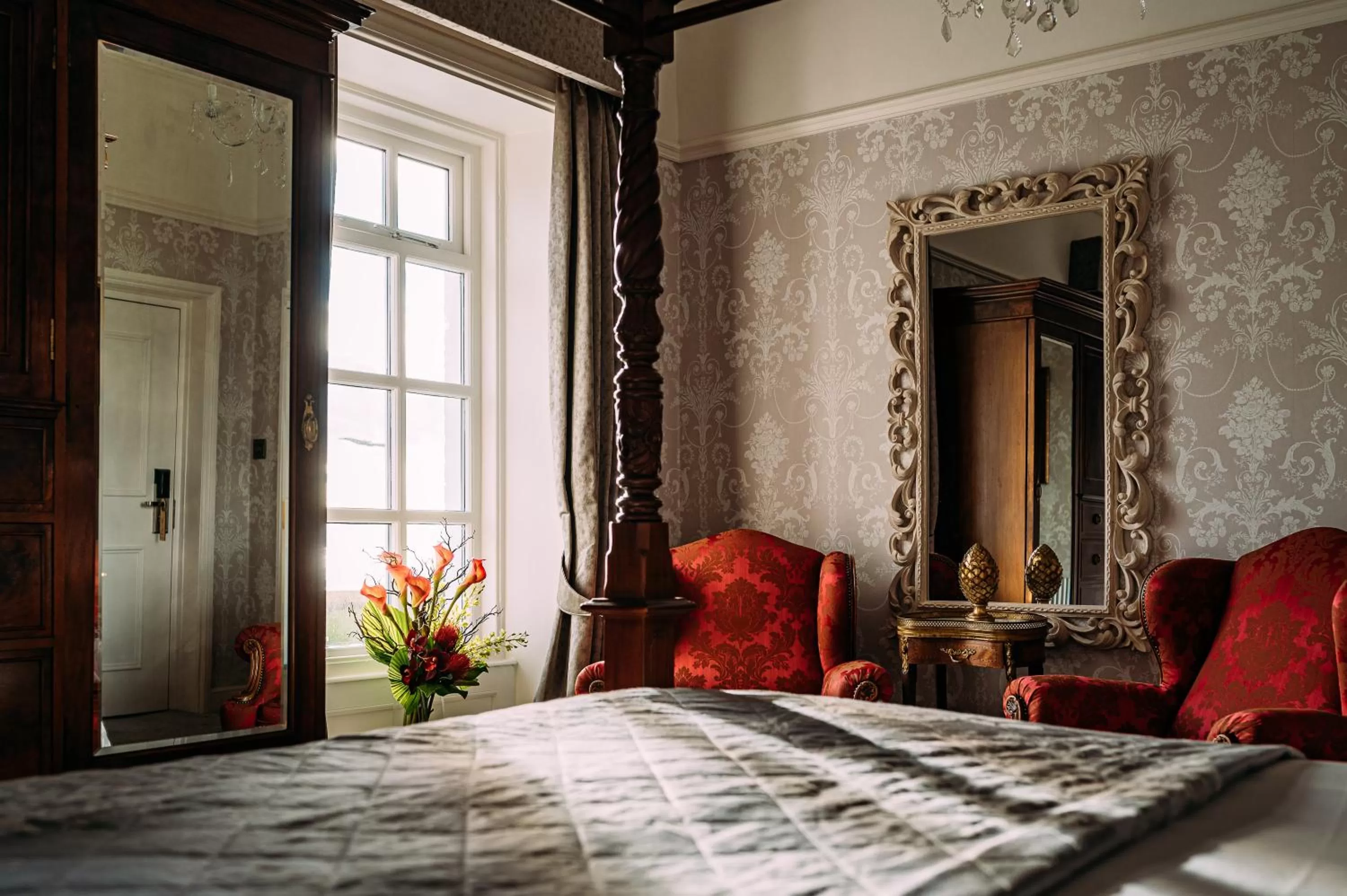 Seating area, Bed in The Queens Hotel