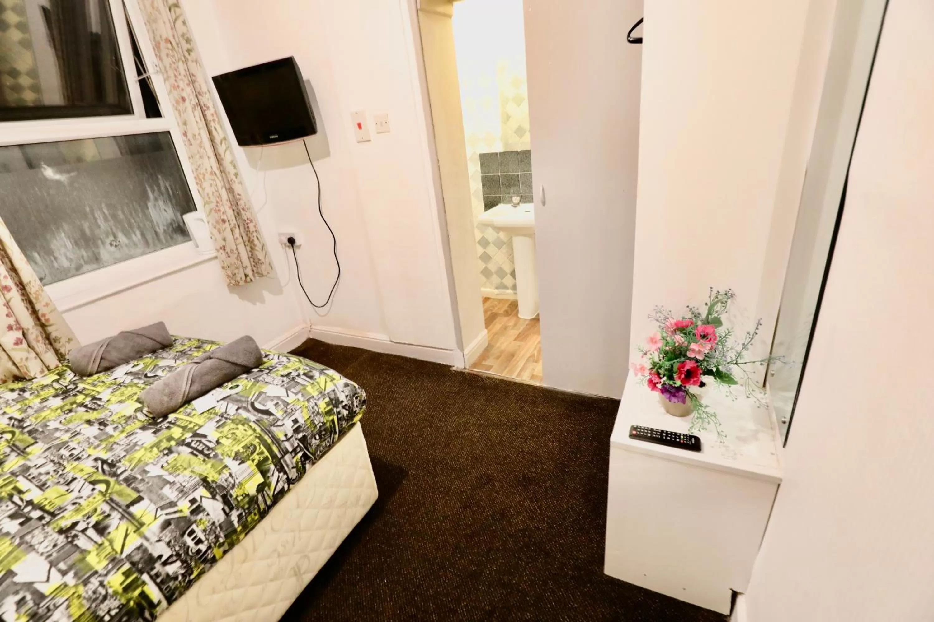 Bedroom, Bed in Blackpool Central Hotel