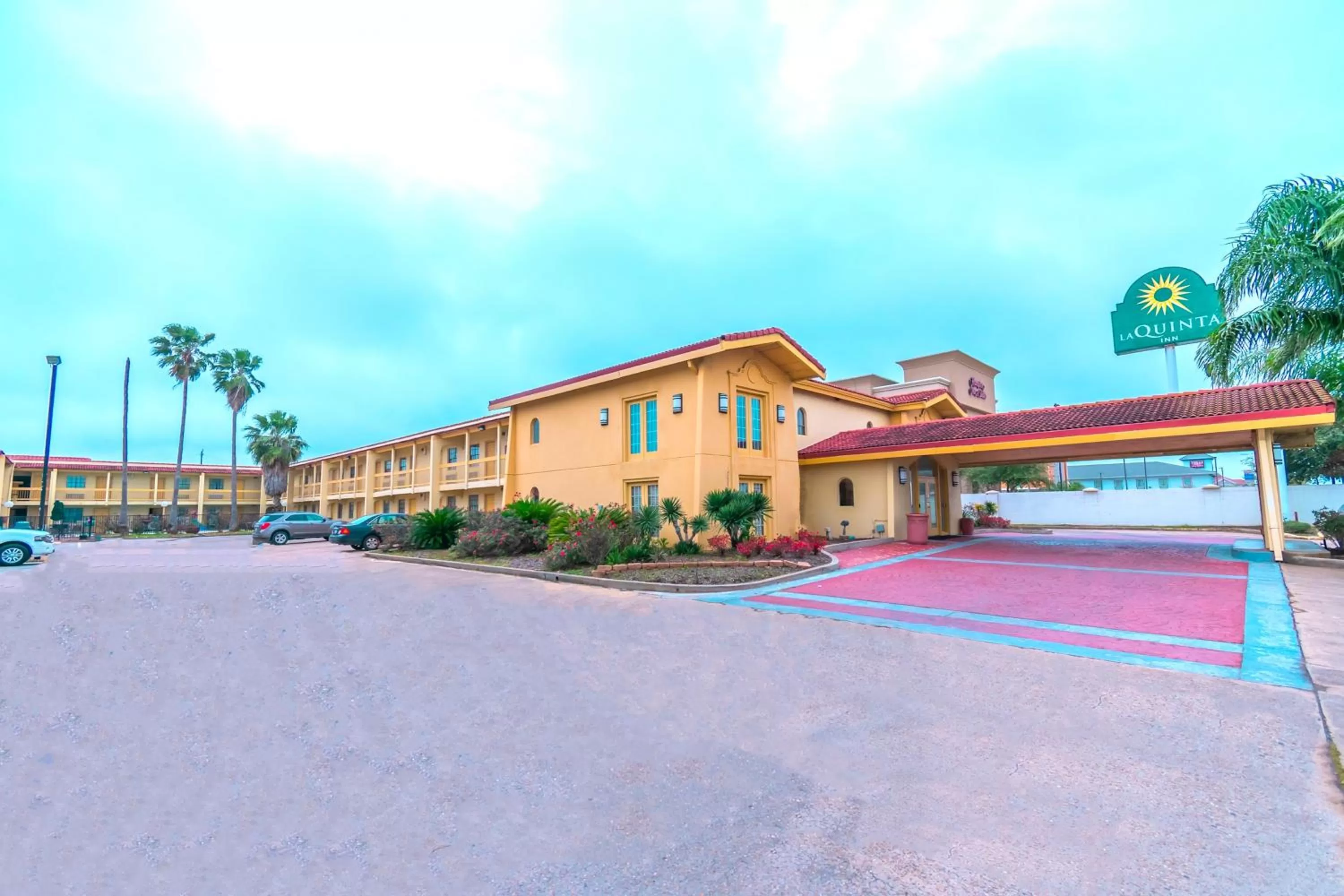 Property building in La Quinta Inn by Wyndham Clute Lake Jackson