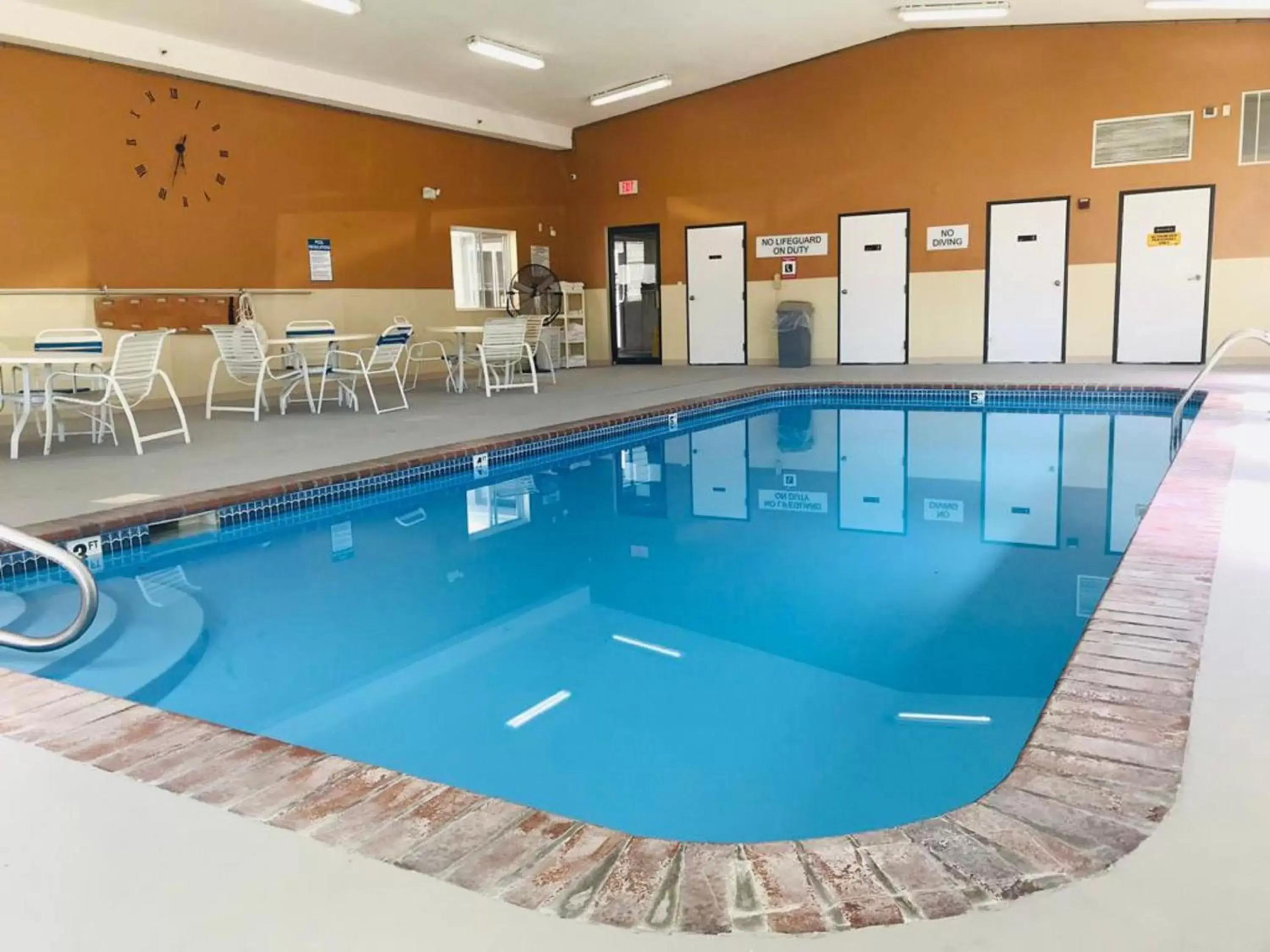 Swimming Pool in Rodeway Inn Holdrege