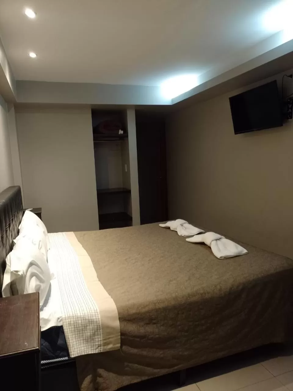 Bed in Lorenzo Suites Hotel