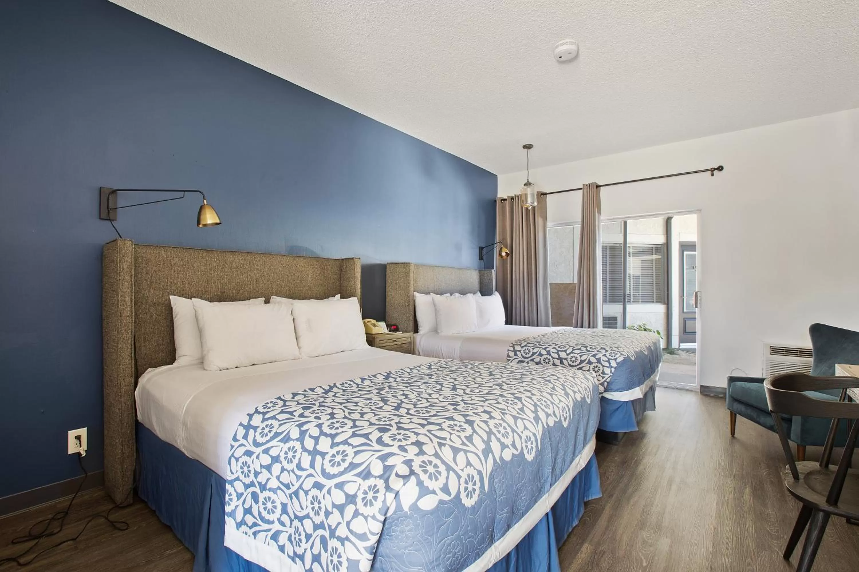 Pool view, Bed in Sideways Inn