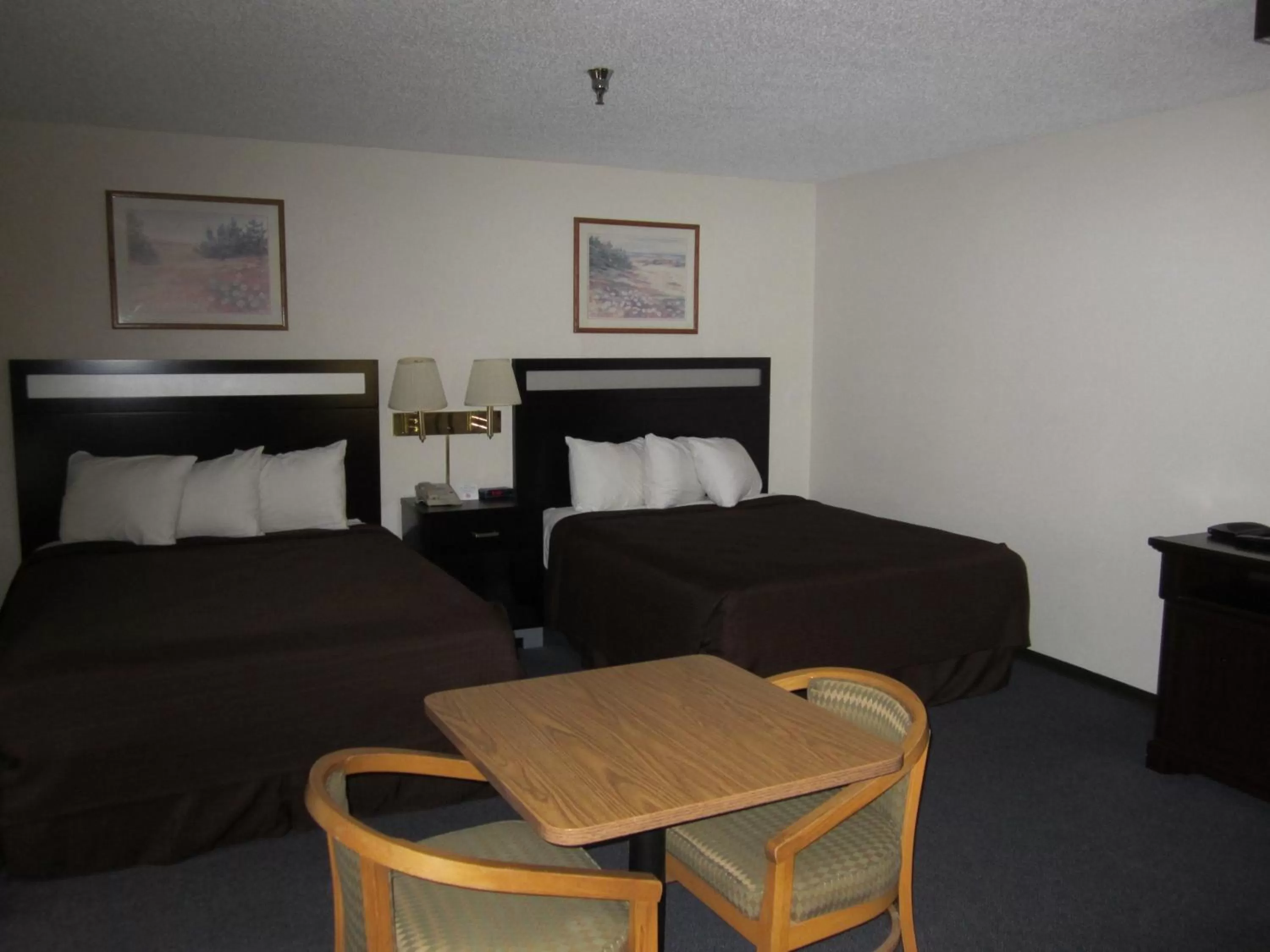 Dining area, Bed in Super 8 by Wyndham Williams Lake BC