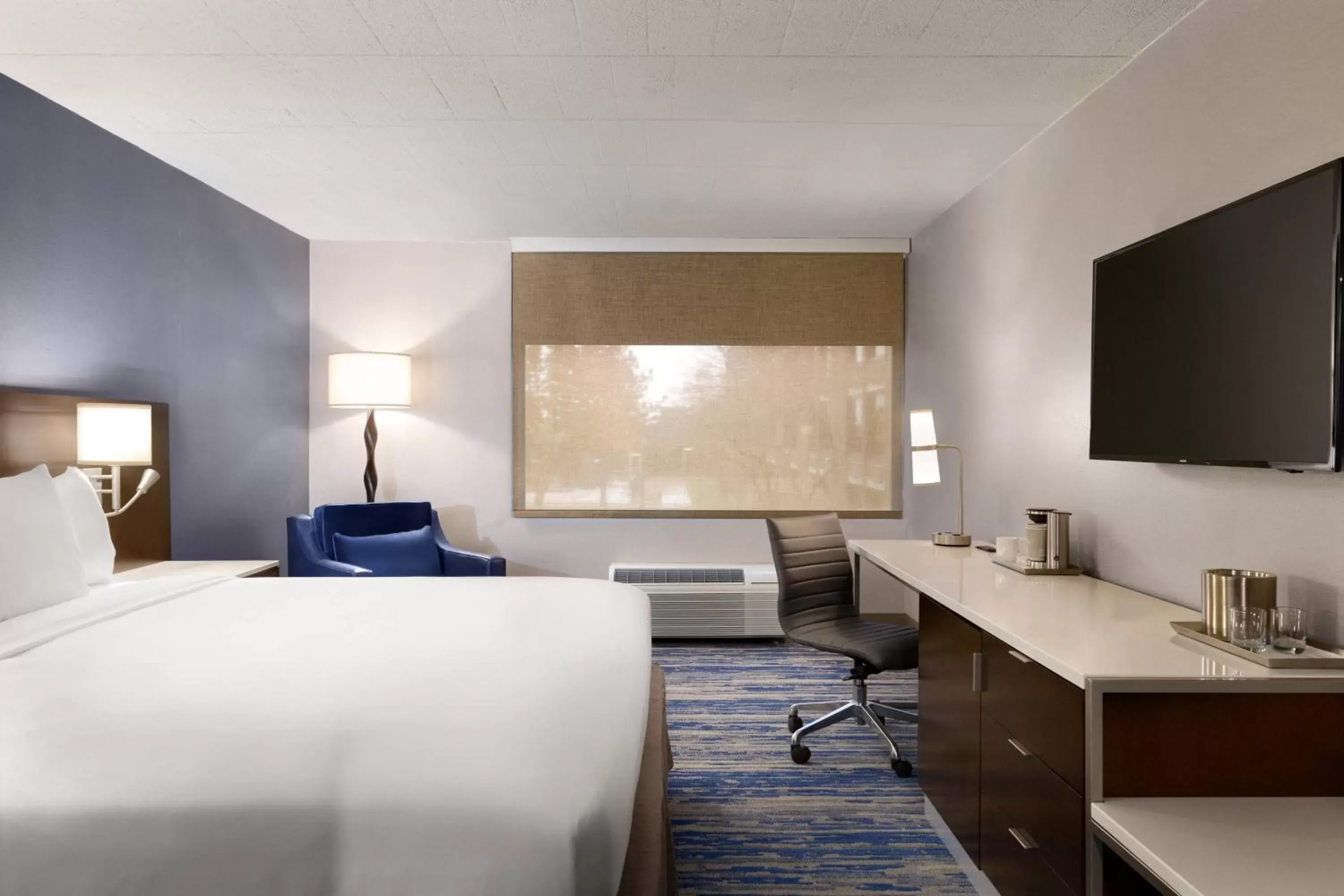 Photo of the whole room, Bed in Delta Hotels by Marriott Detroit Metro Airport