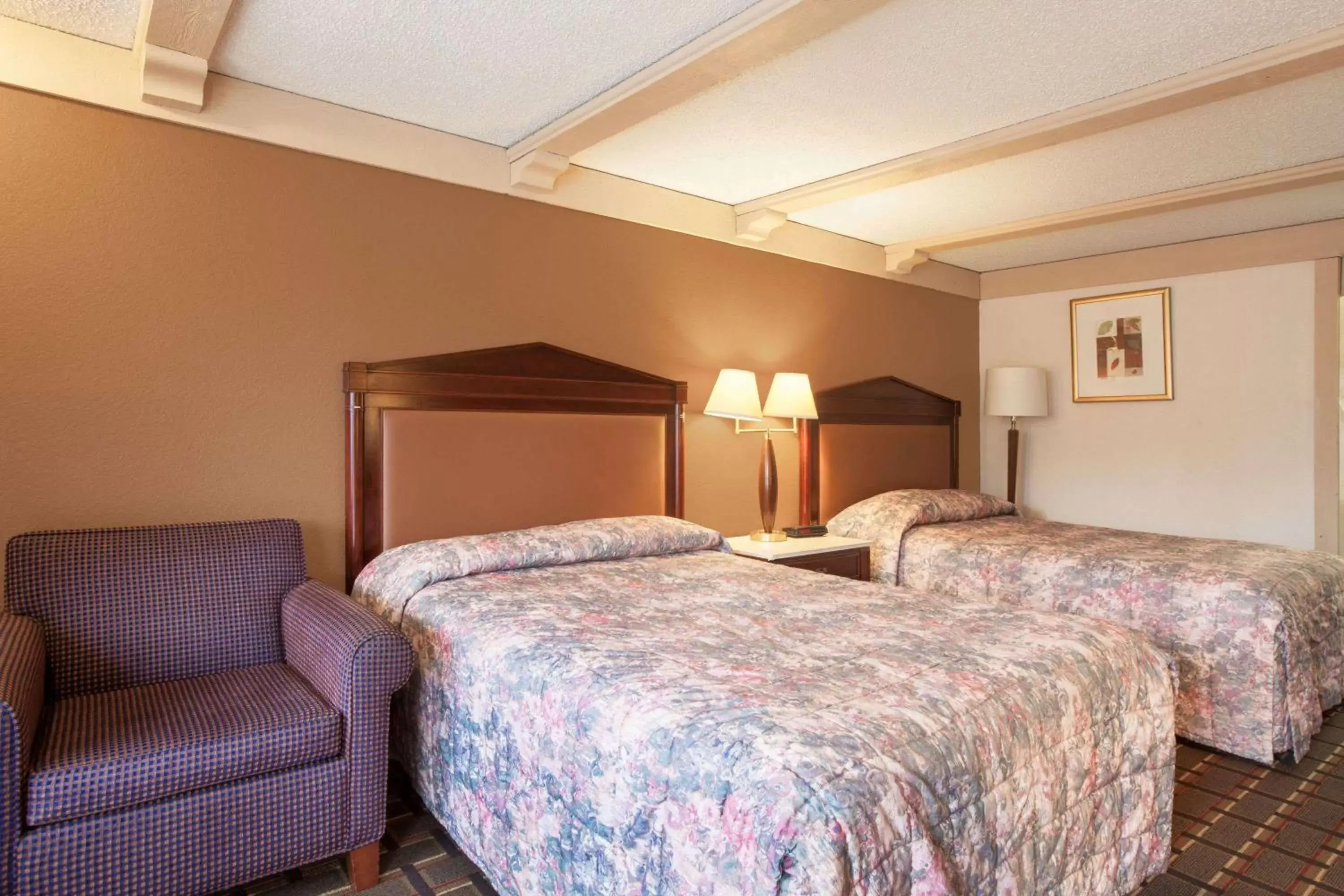 Photo of the whole room, Bed in Knights Inn Greensburg