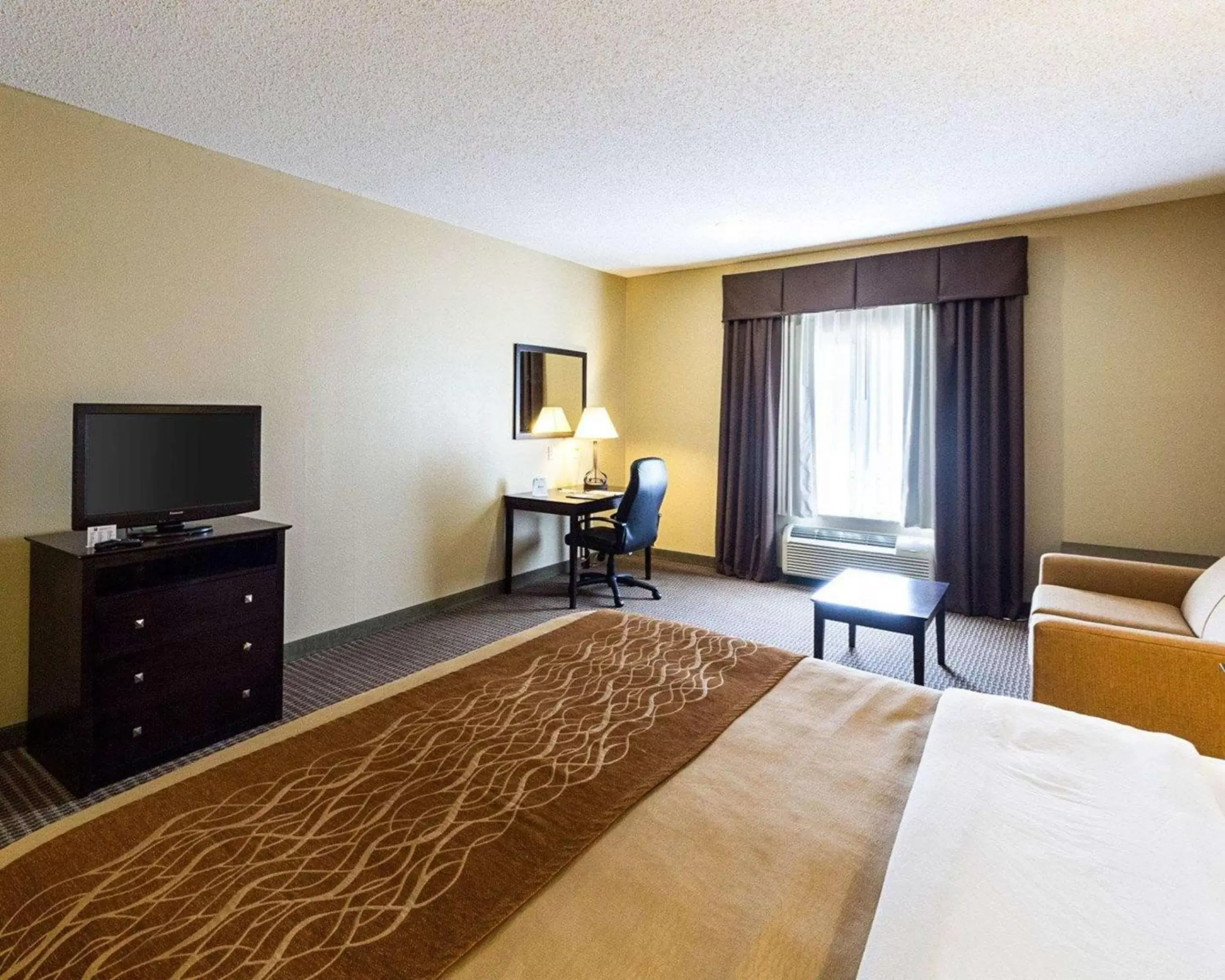 Photo of the whole room, TV/Entertainment Center in Comfort Inn & Suites Burnet
