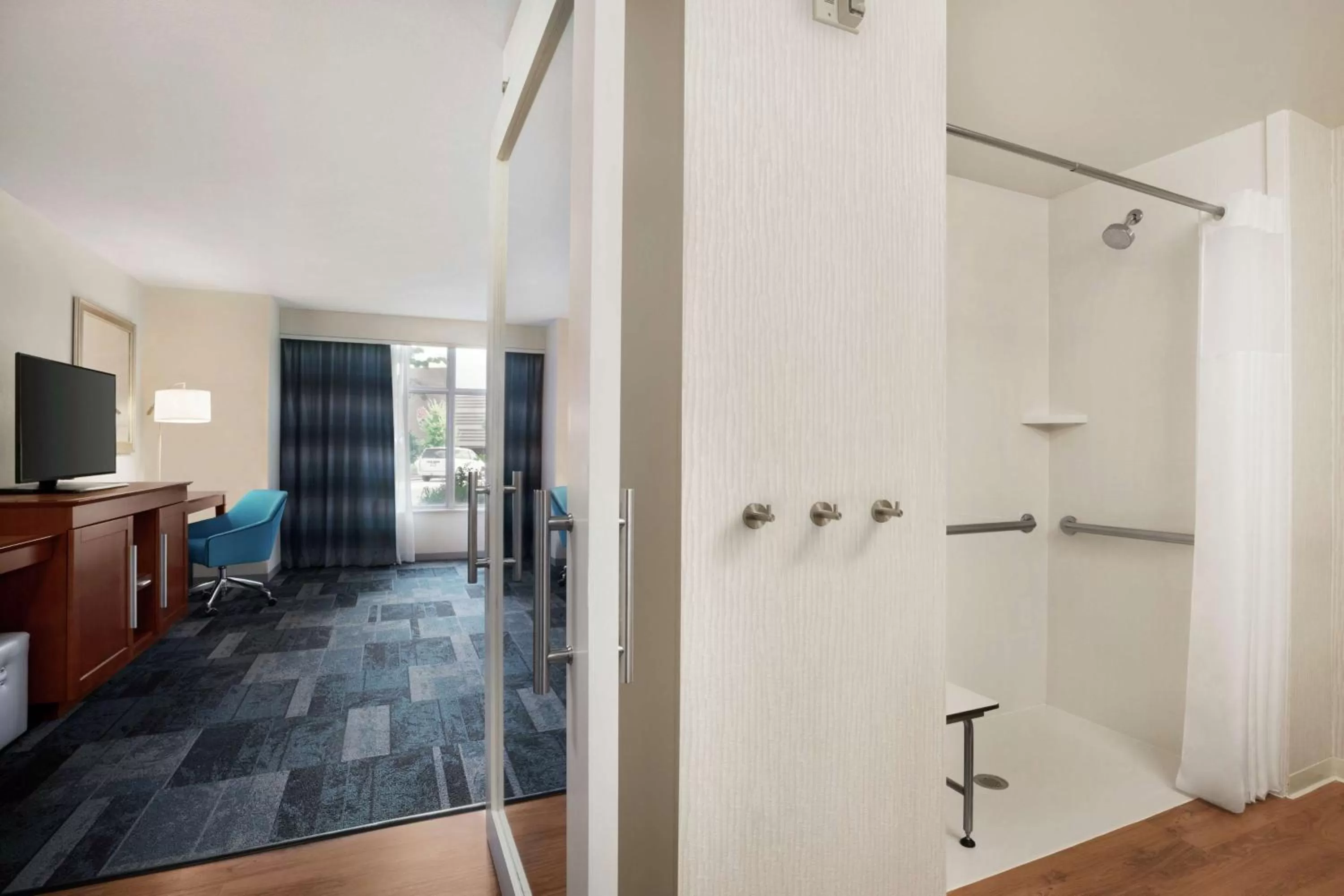 Bedroom in Hampton Inn & Suites Rosemont Chicago O'Hare