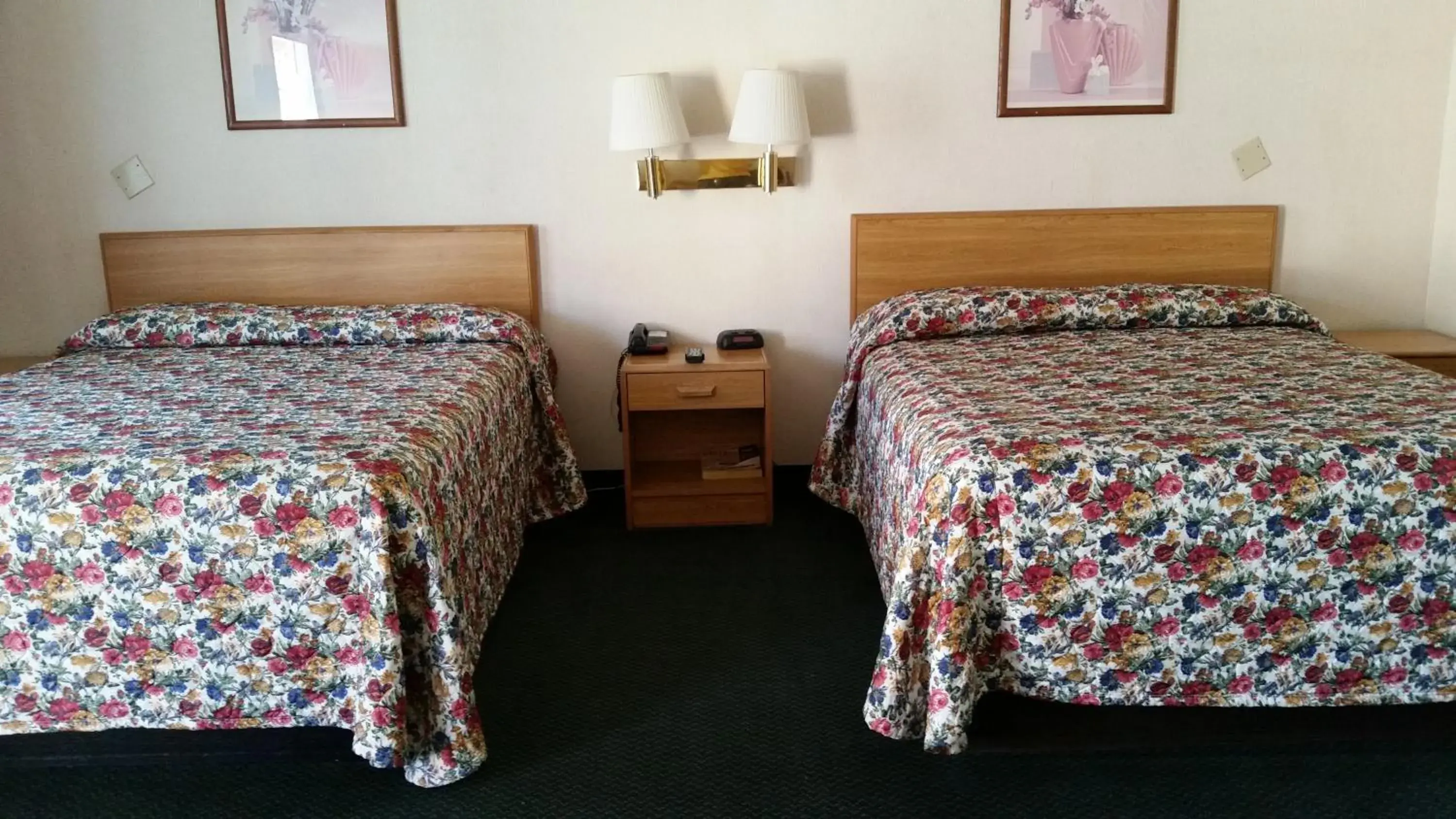Queen Room with Two Queen Beds - Non-Smoking in Economy Inn Motel Sylmar
