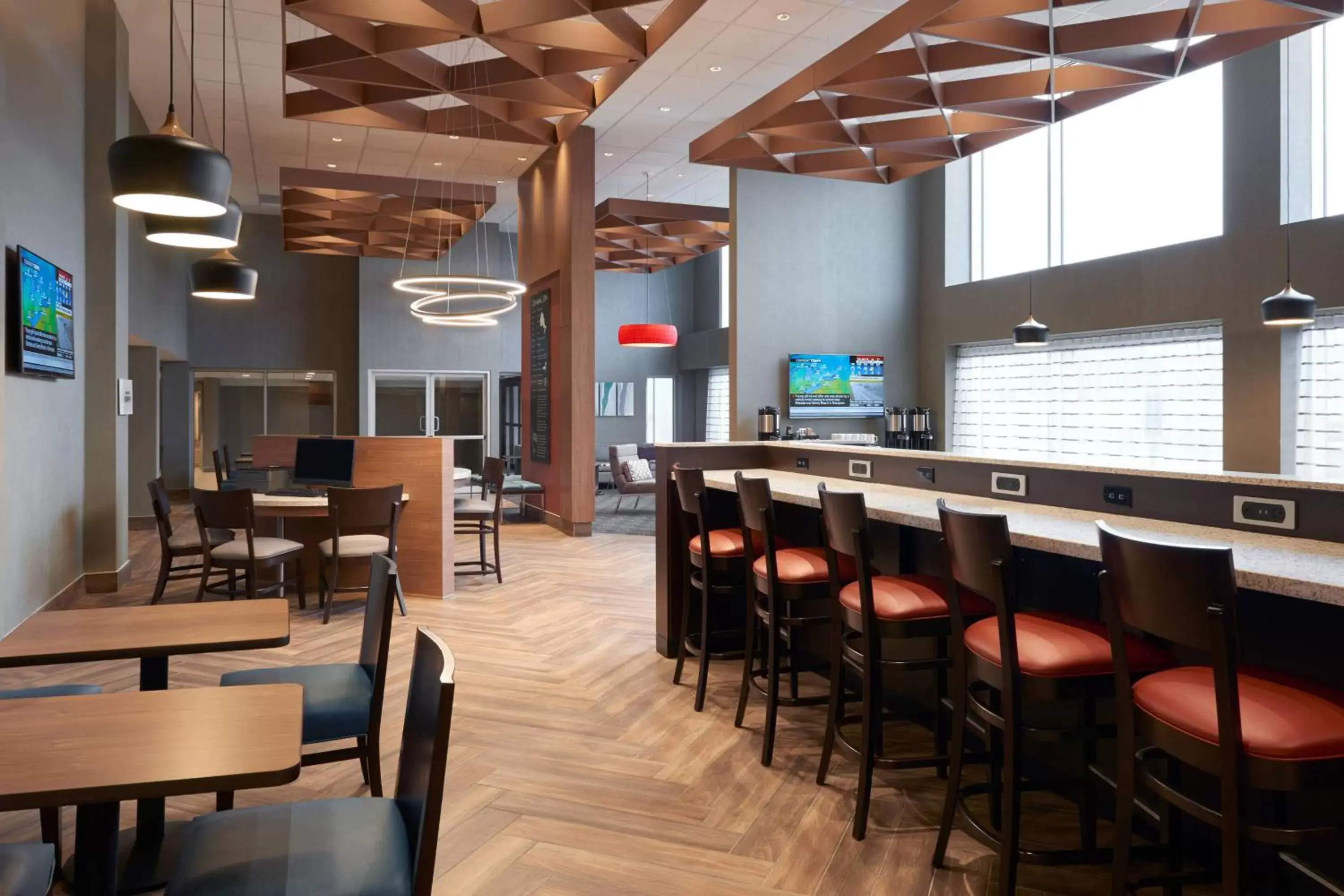 Breakfast, Lounge/Bar in TownePlace Suites by Marriott Oshawa