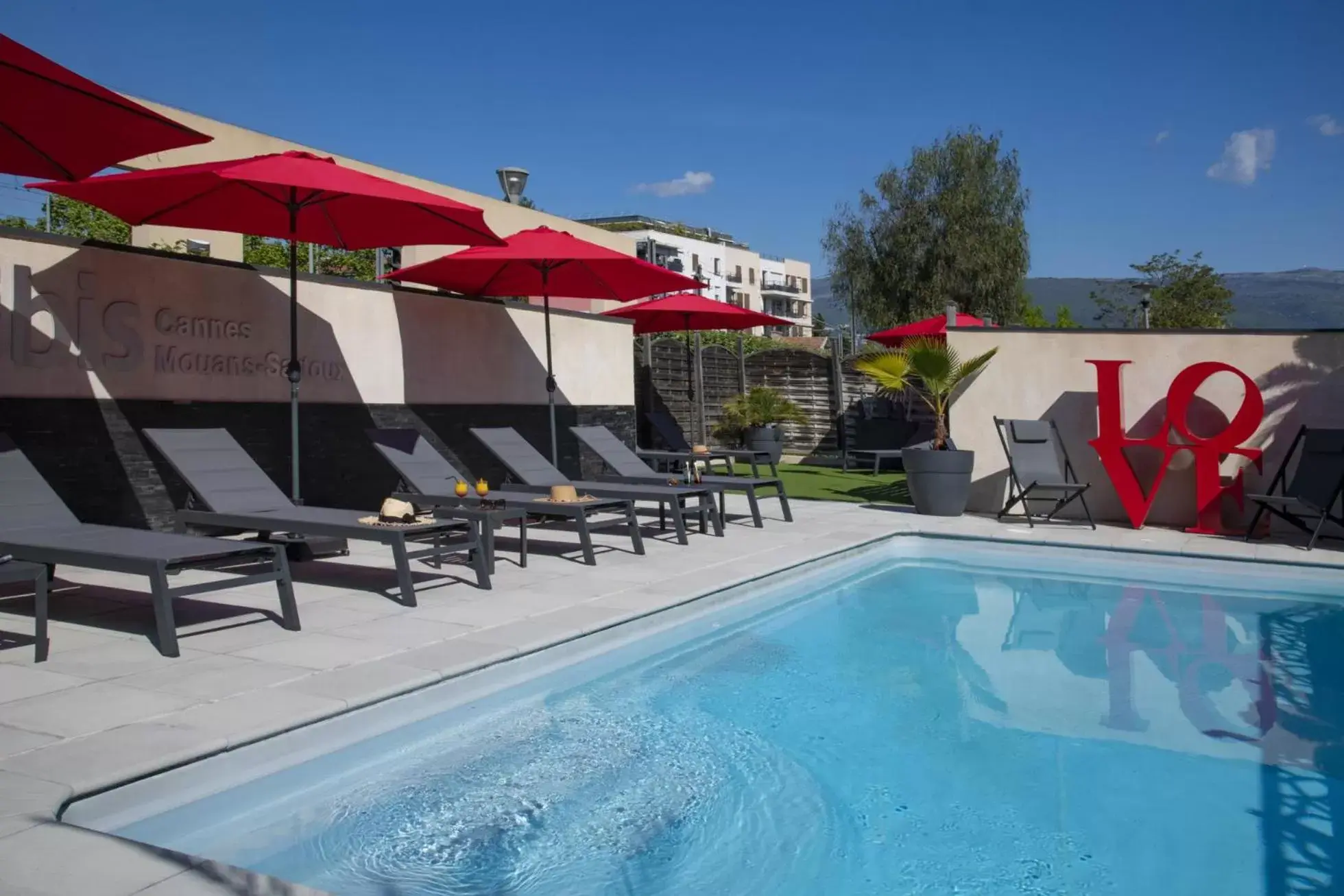 Pool view, Swimming Pool in IBIS Cannes Mouans Sartoux Piscine parking gratuit