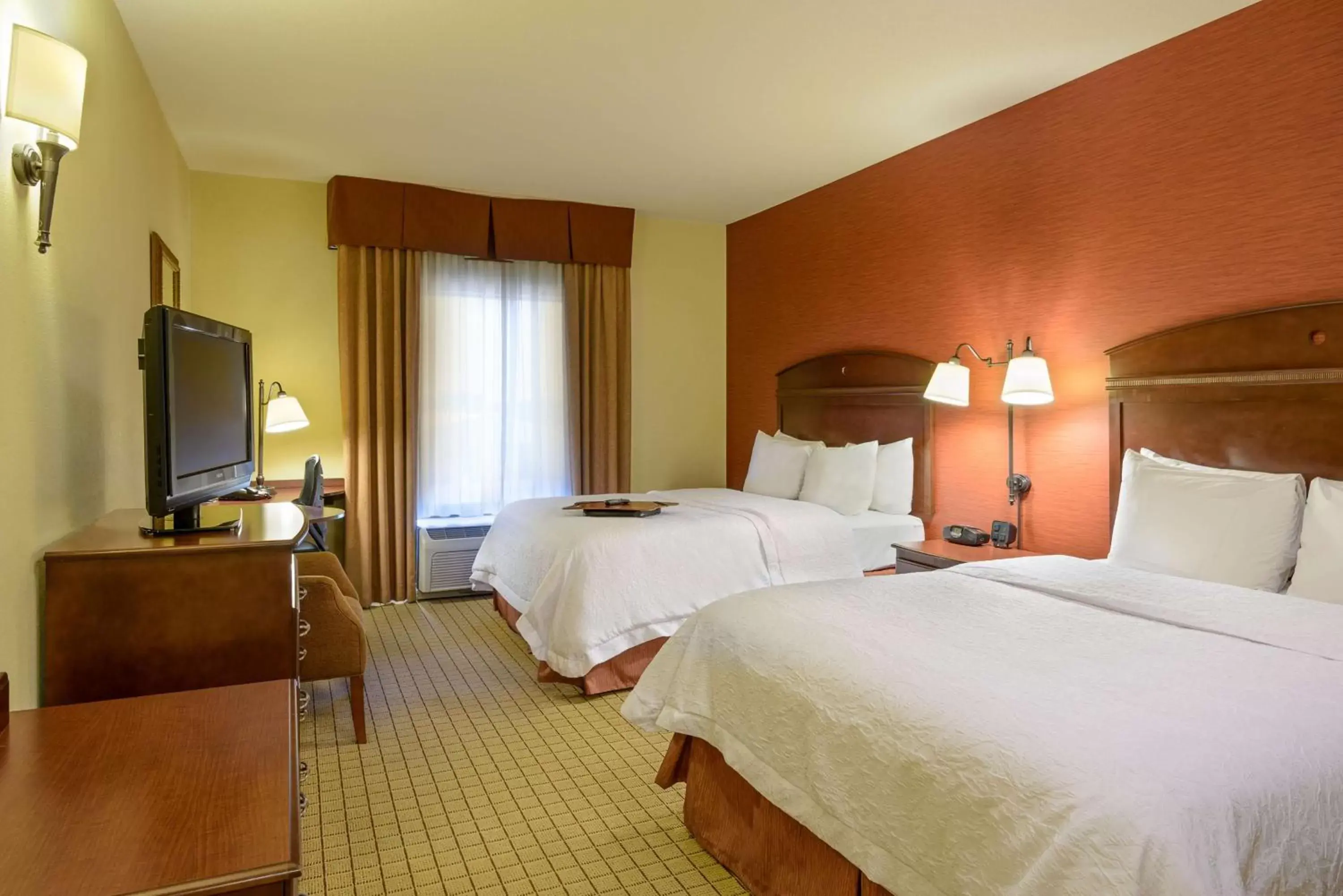 Bed in Hampton Inn and Suites Peoria at Grand Prairie