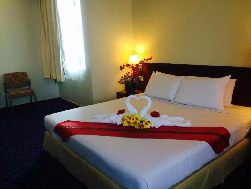 Photo of the whole room, Bed in Hatyai Golden Crown Hotel