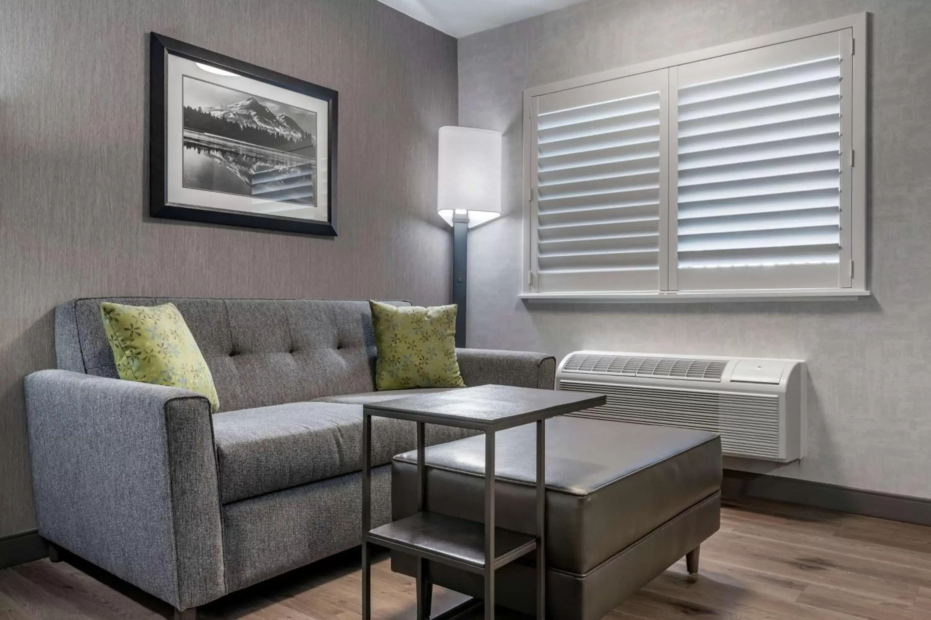 Bedroom, Seating Area in Best Western Plus Hilltop Inn