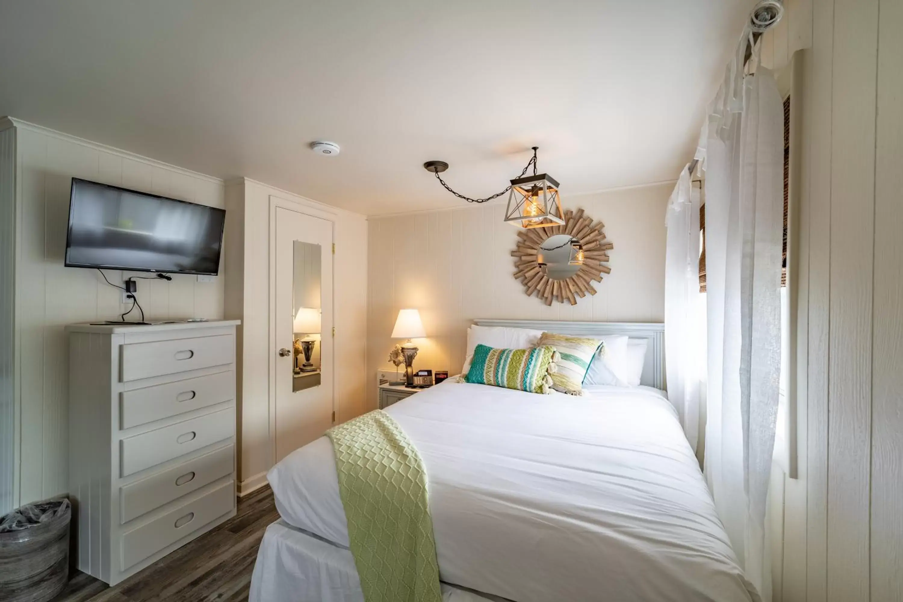 Bedroom, Bed in Ocean Glass Inn