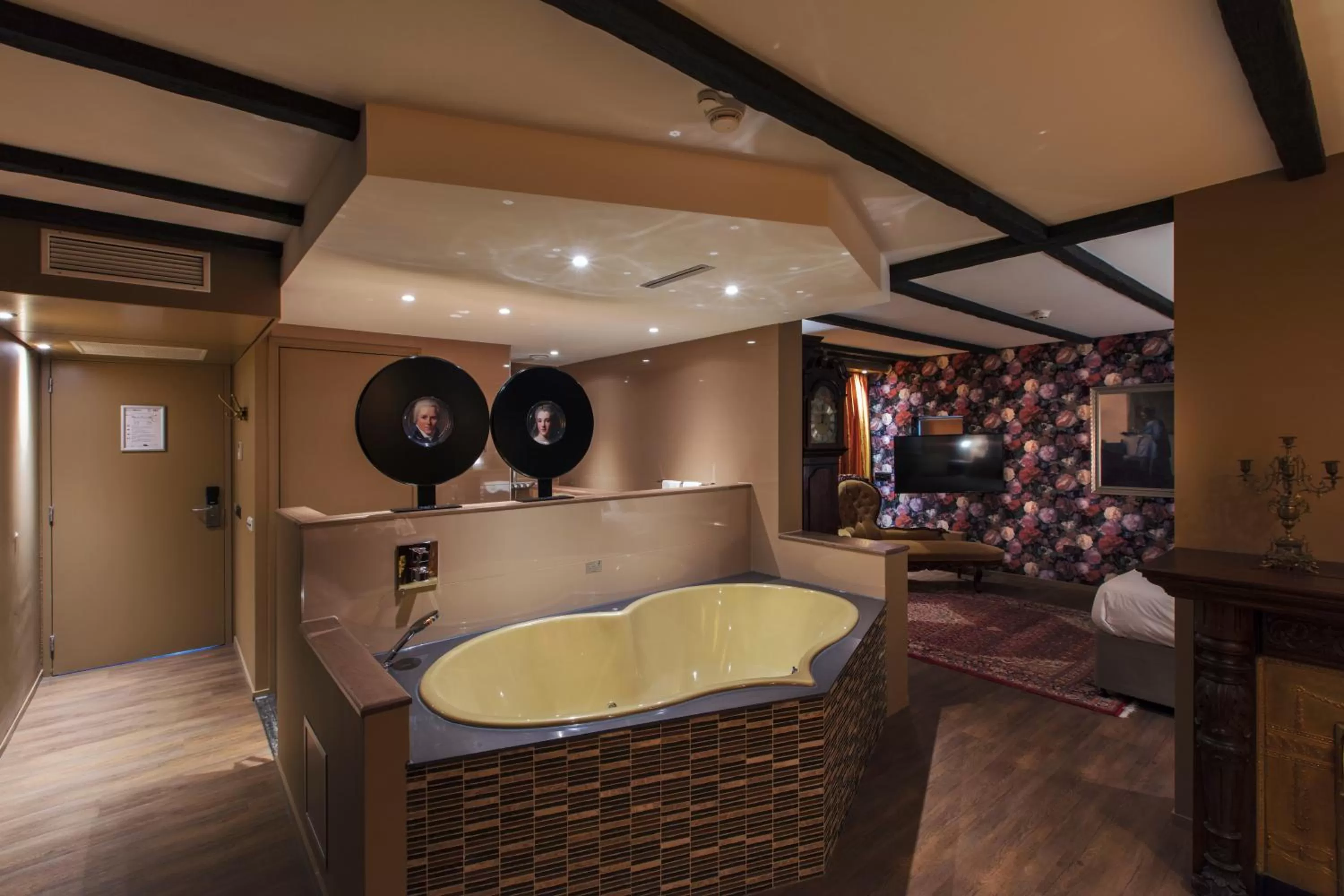 Shower in Hotel Mitland