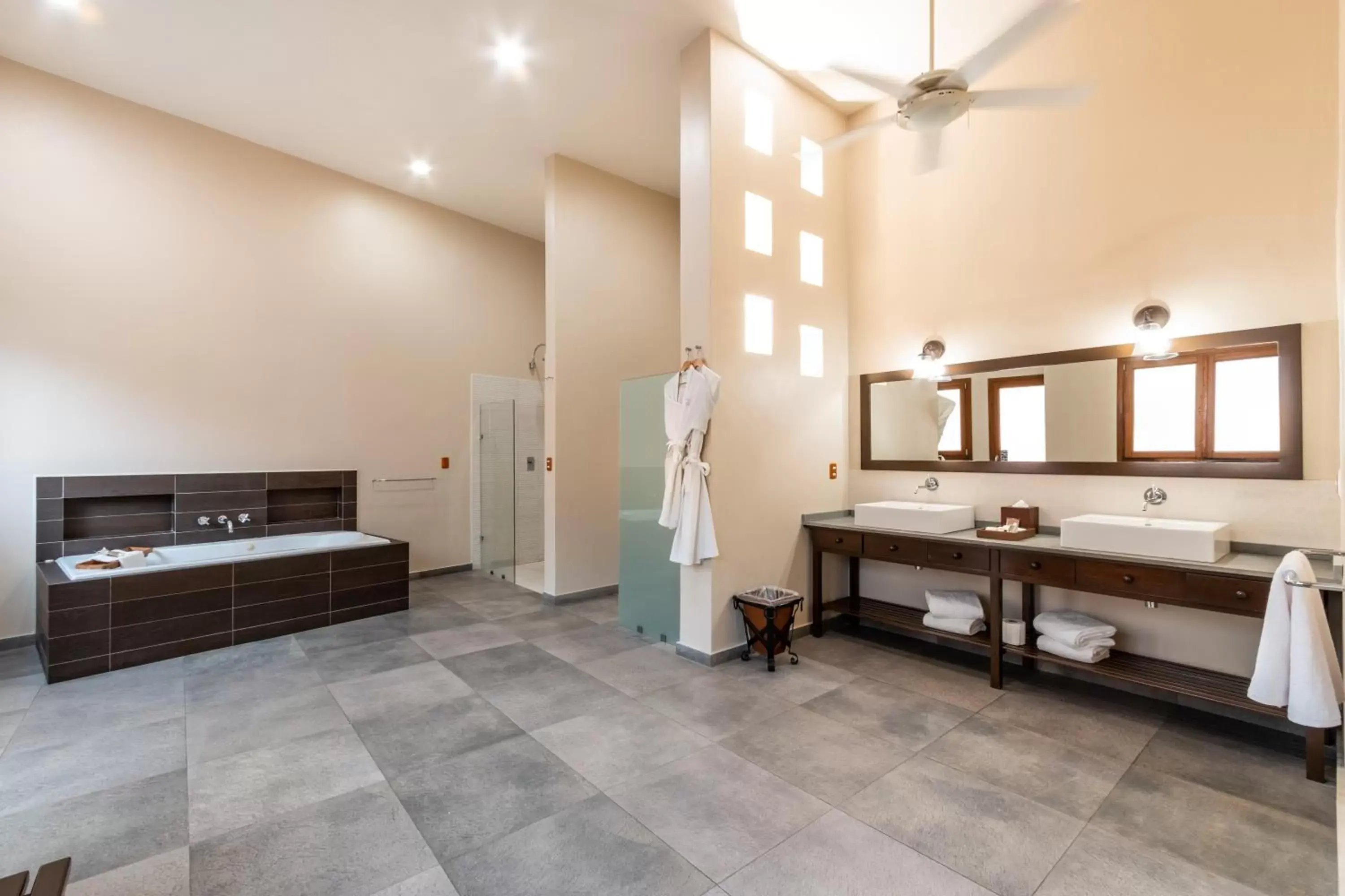 Shower, Bathroom in Casa Lucila Hotel Boutique