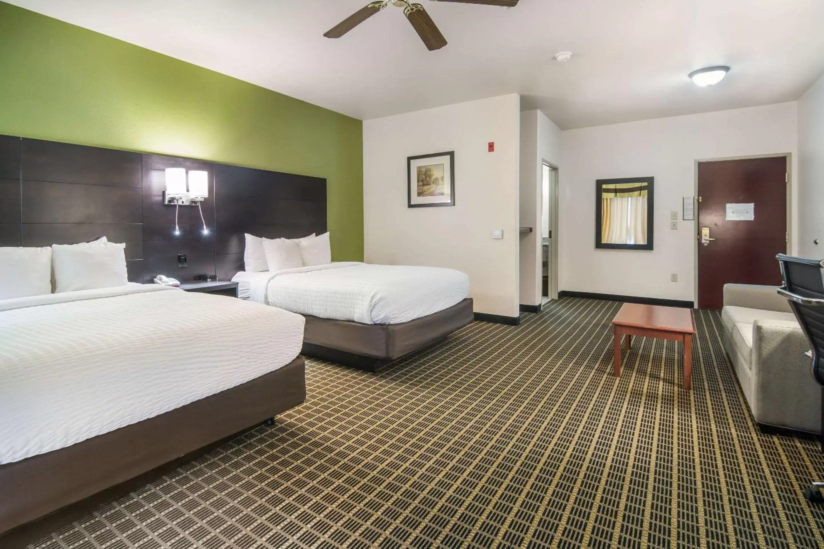 Photo of the whole room, Bed in Clarion Inn and Suites Weatherford