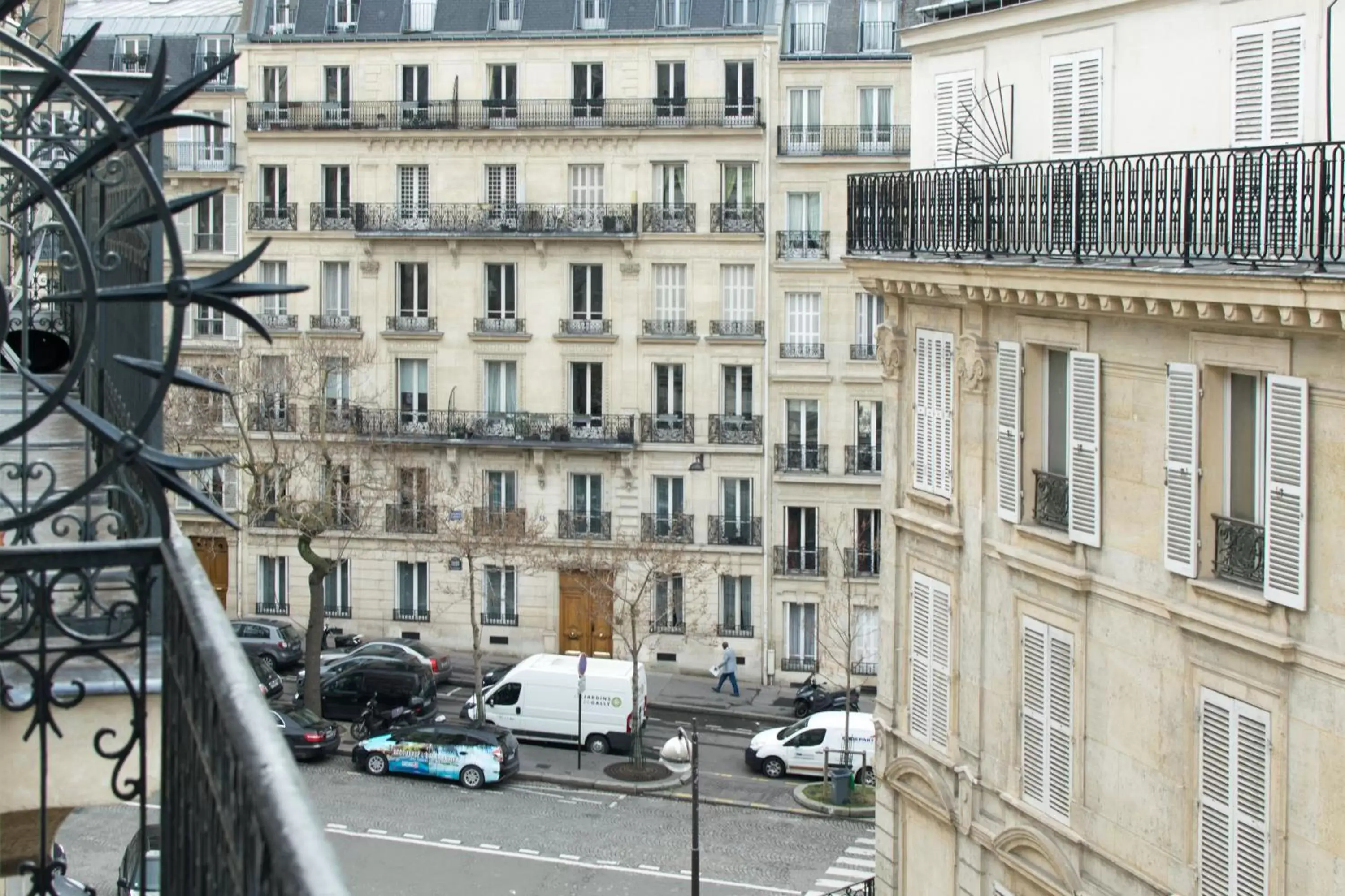 City view in Balmoral Champs Elysées