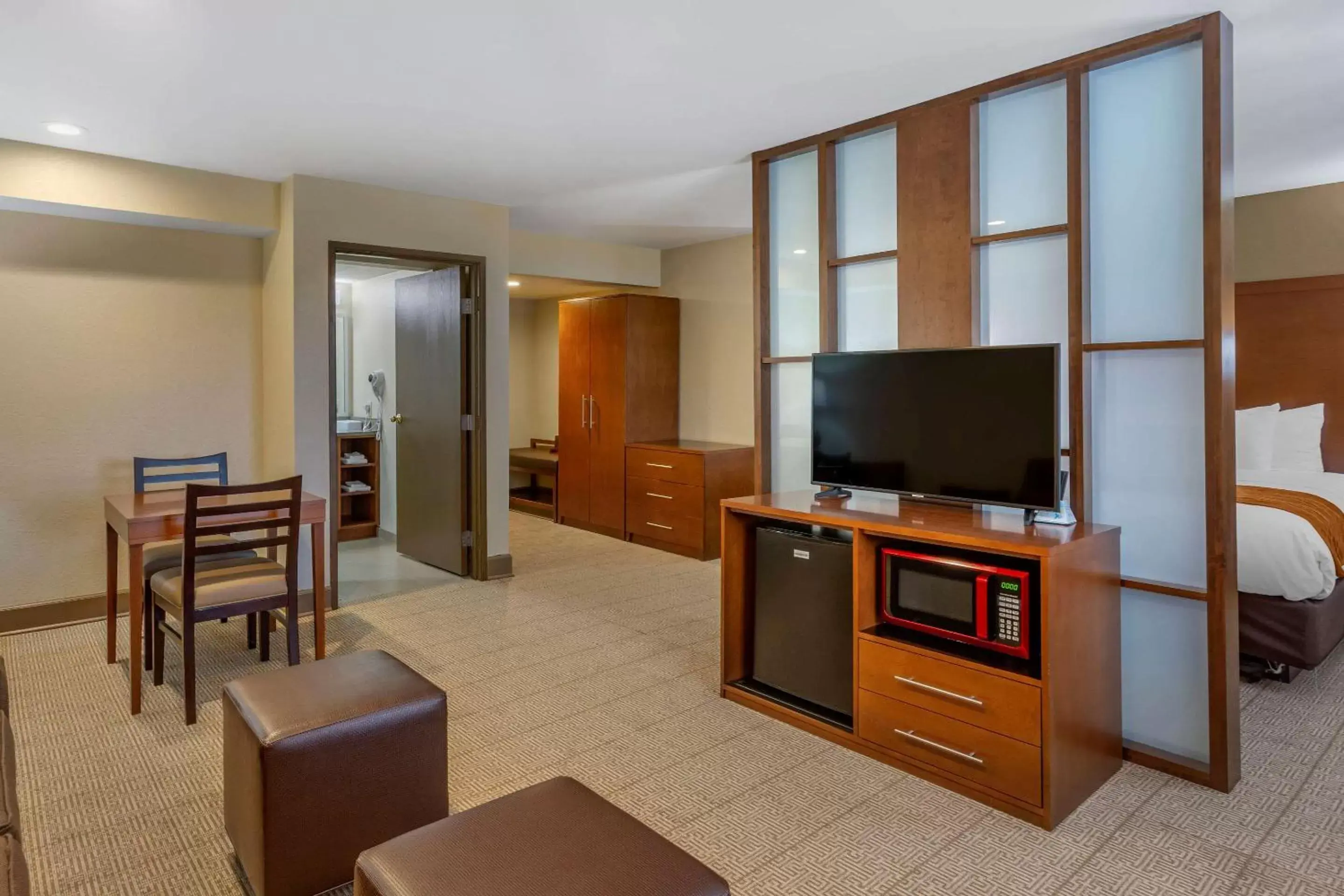 Photo of the whole room, TV/Entertainment Center in Comfort Inn Layton - Salt Lake City