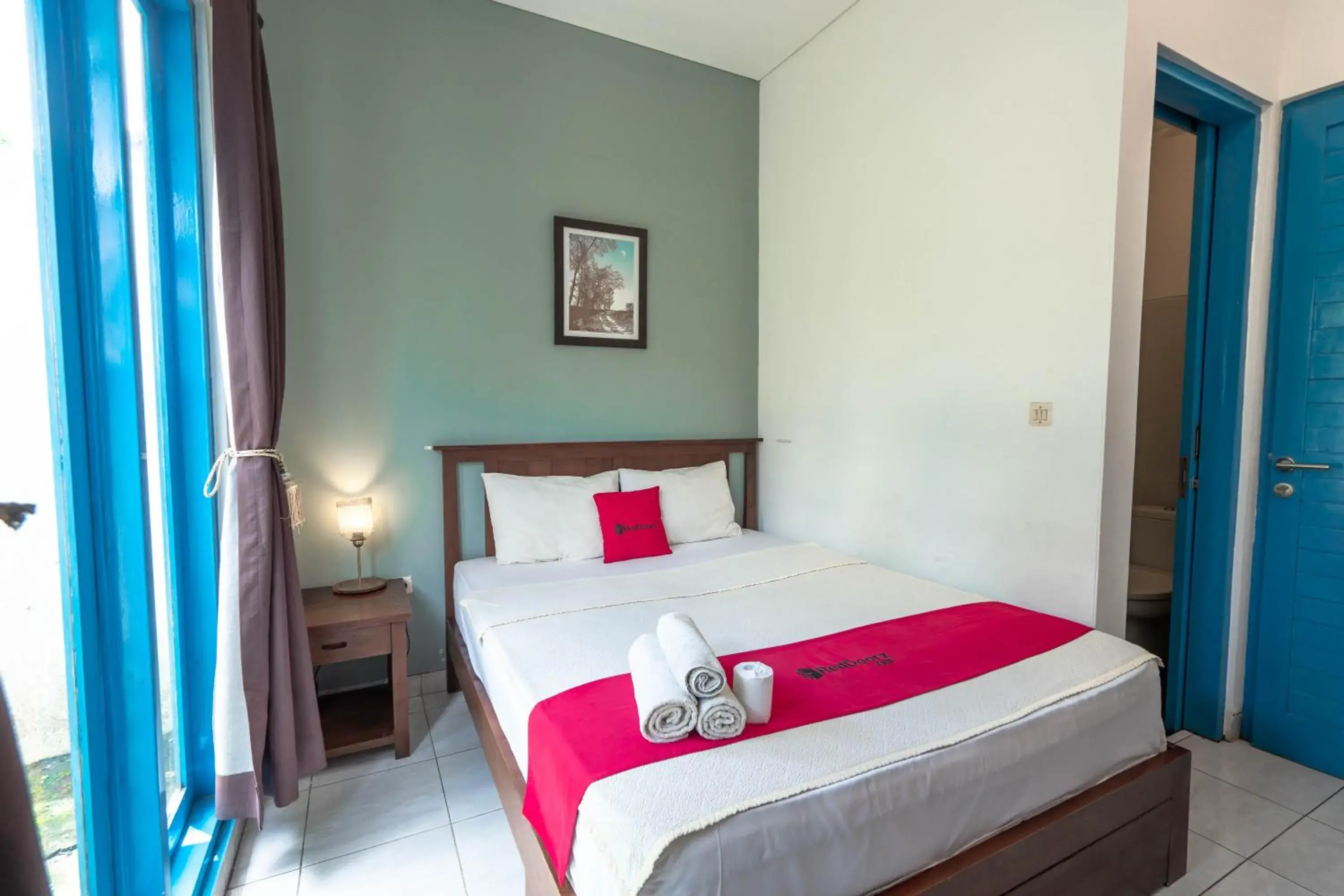 Bedroom, Bed in RedDoorz near Pantai Sanur Bali