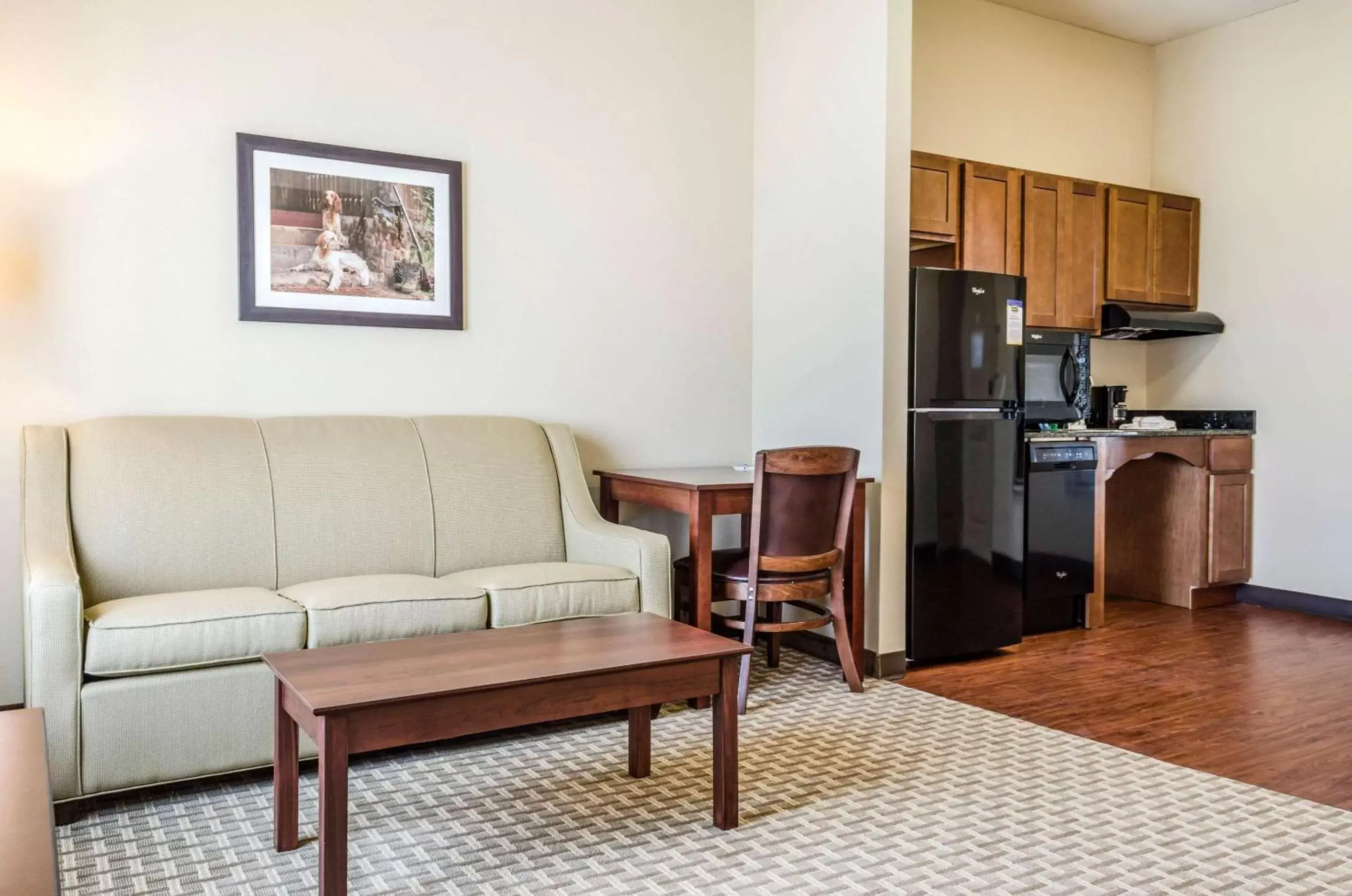 Photo of the whole room, Seating Area in MainStay Suites Hackberry Sportsman's Lodge