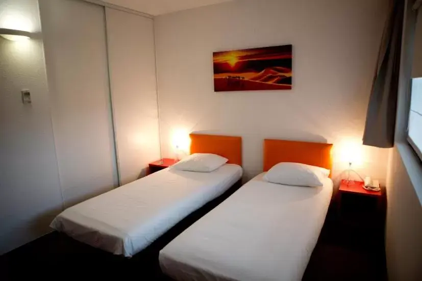 Bedroom, Bed in The Originals City, Hôtel Anaïade, Saint-Nazaire (Inter-Hotel)