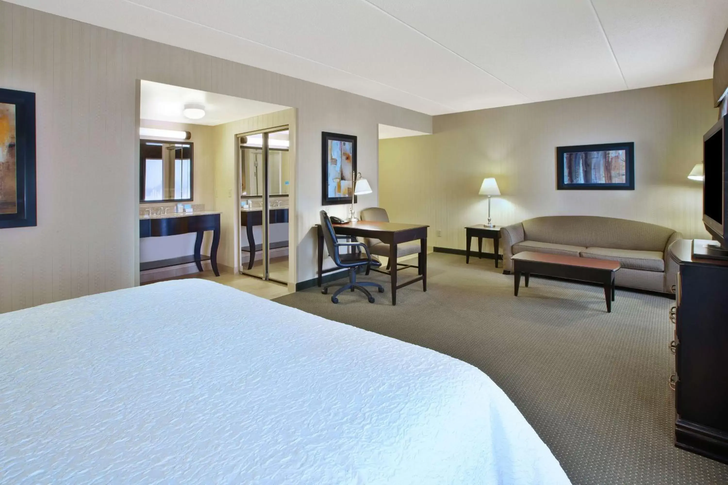 Bedroom in Hampton Inn & Suites Plattsburgh