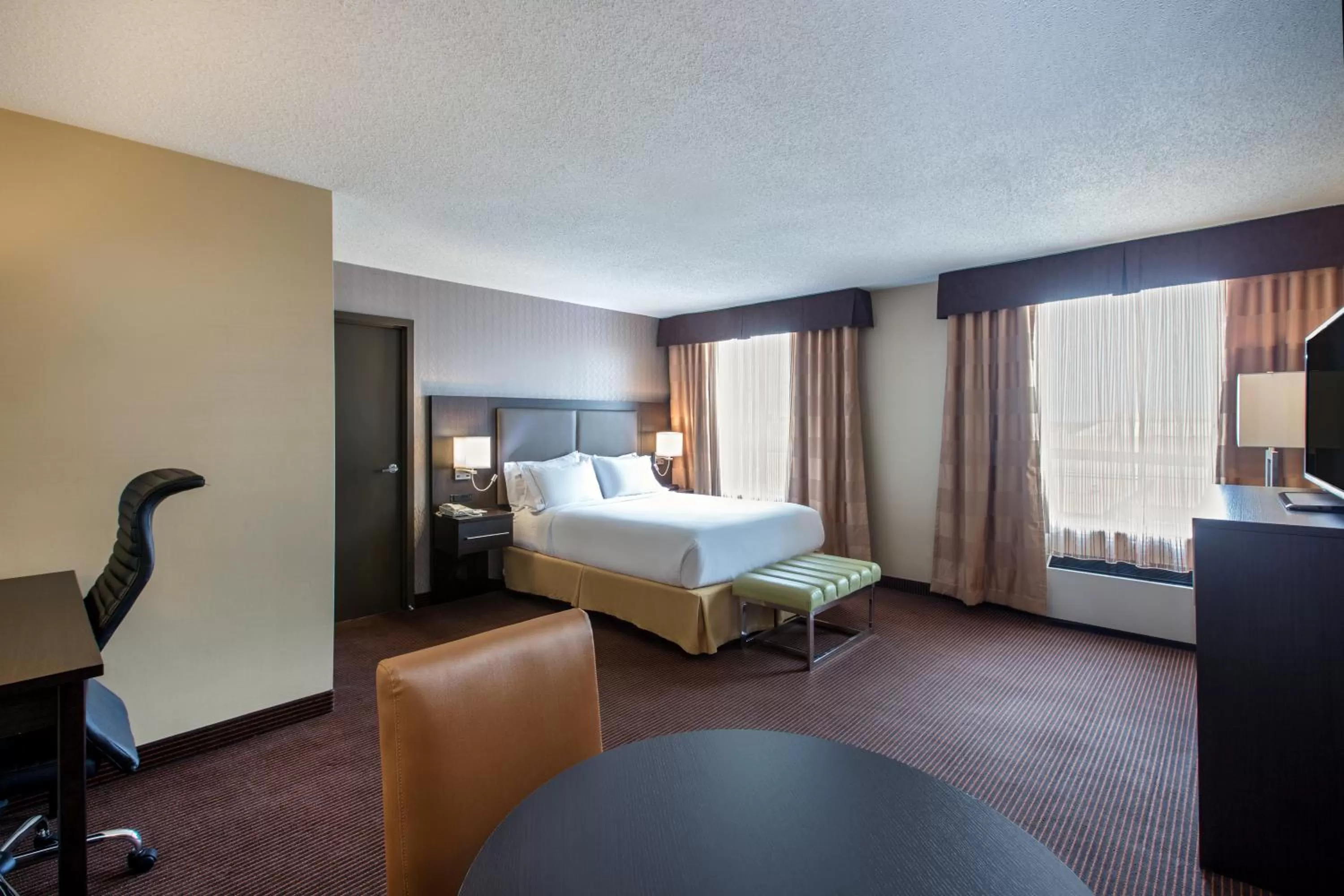 Photo of the whole room, Bed in Quality Inn & Suites Regina Downtown