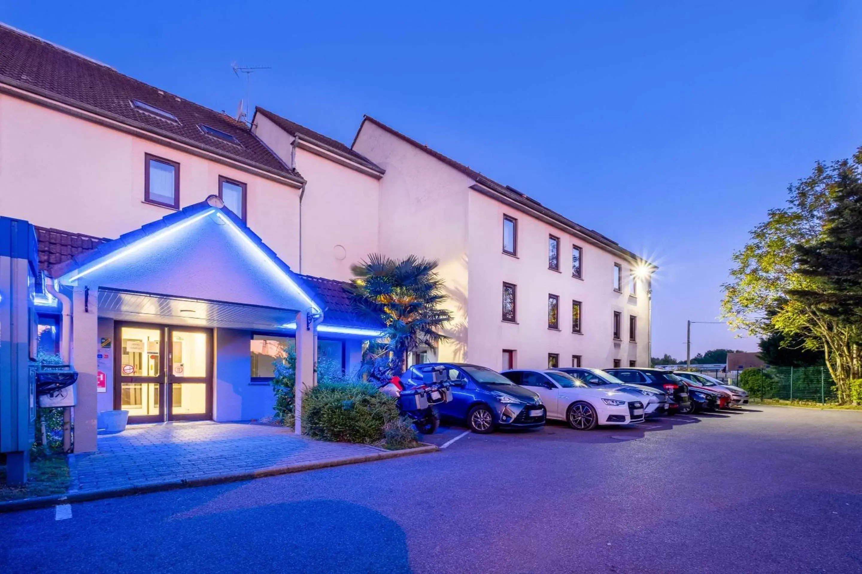 Property building in Comfort Hotel Linas - Montlhery Property building in Comfort Hotel Linas - Montlhery