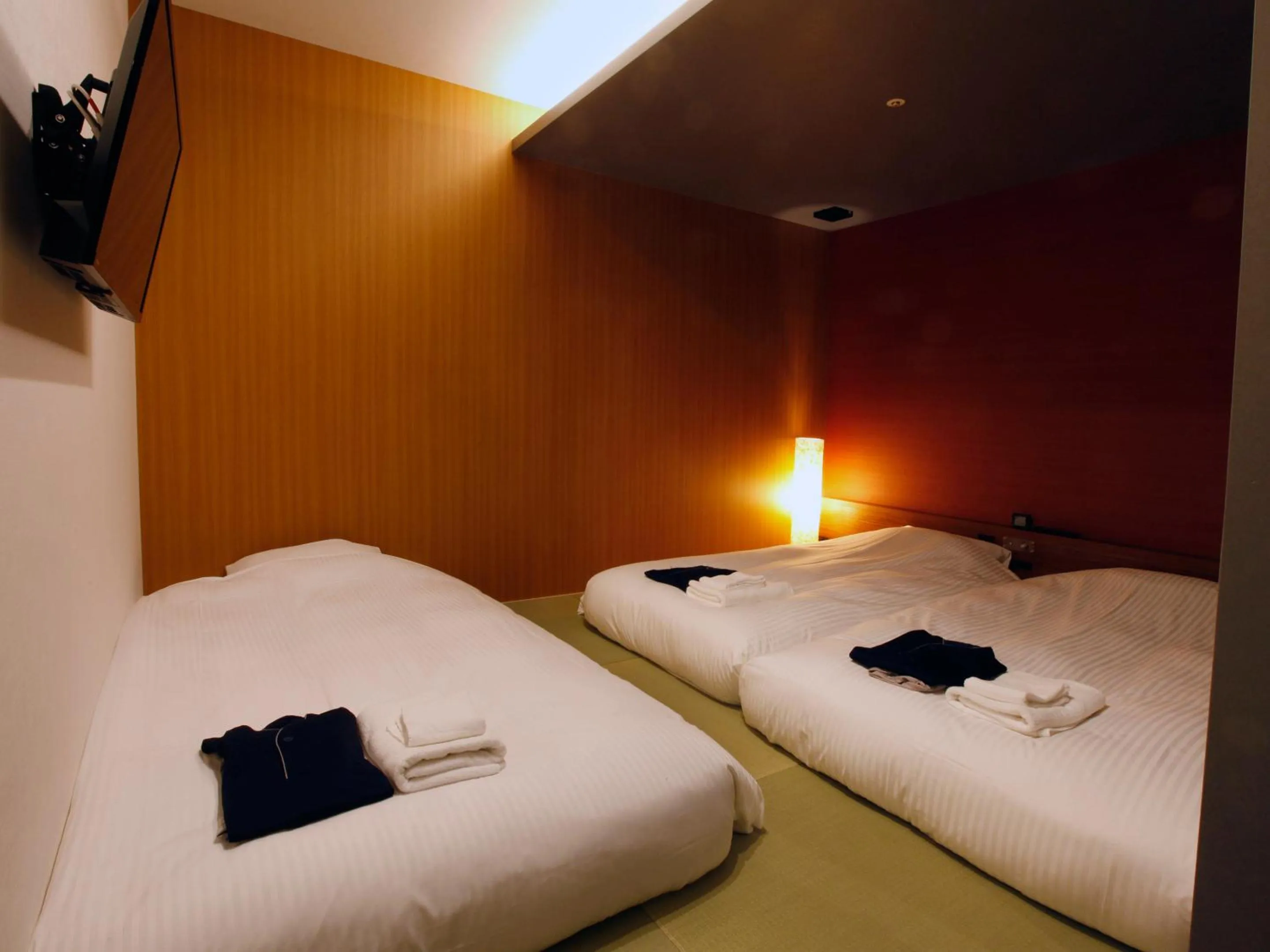 Photo of the whole room, Bed in Gardens Cabin