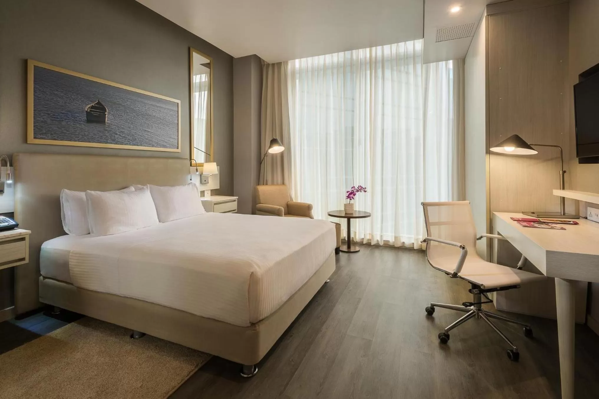 Photo of the whole room, Bed in Crowne Plaza Barranquilla by IHG