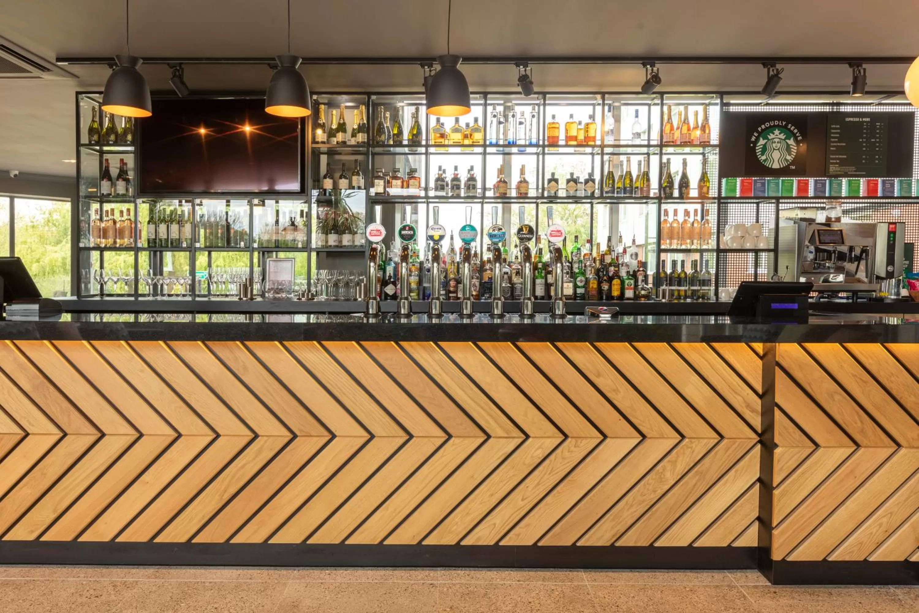 Lounge or bar in Holiday Inn Basildon by IHG