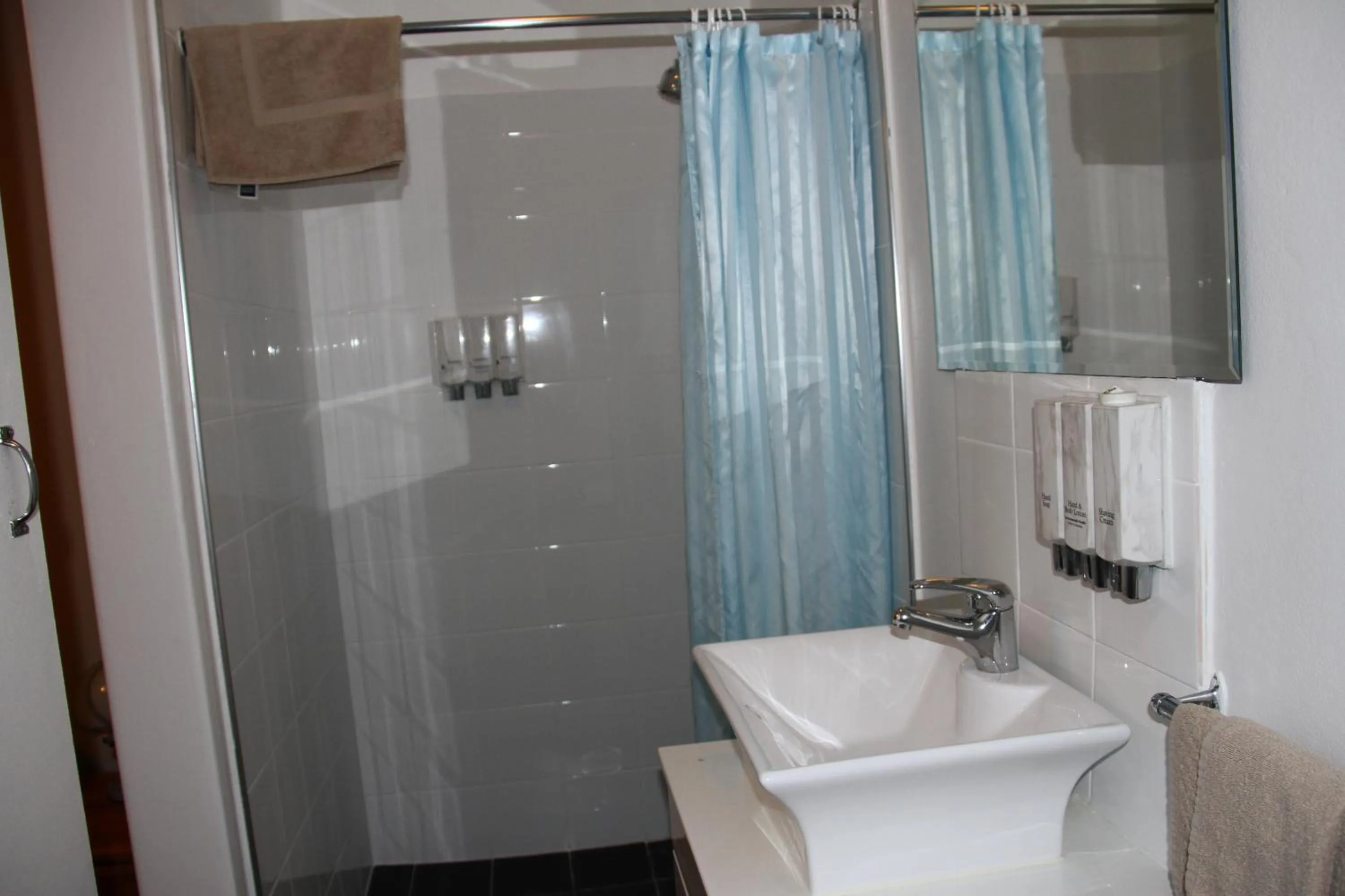 Shower in Alpine Heritage Motel