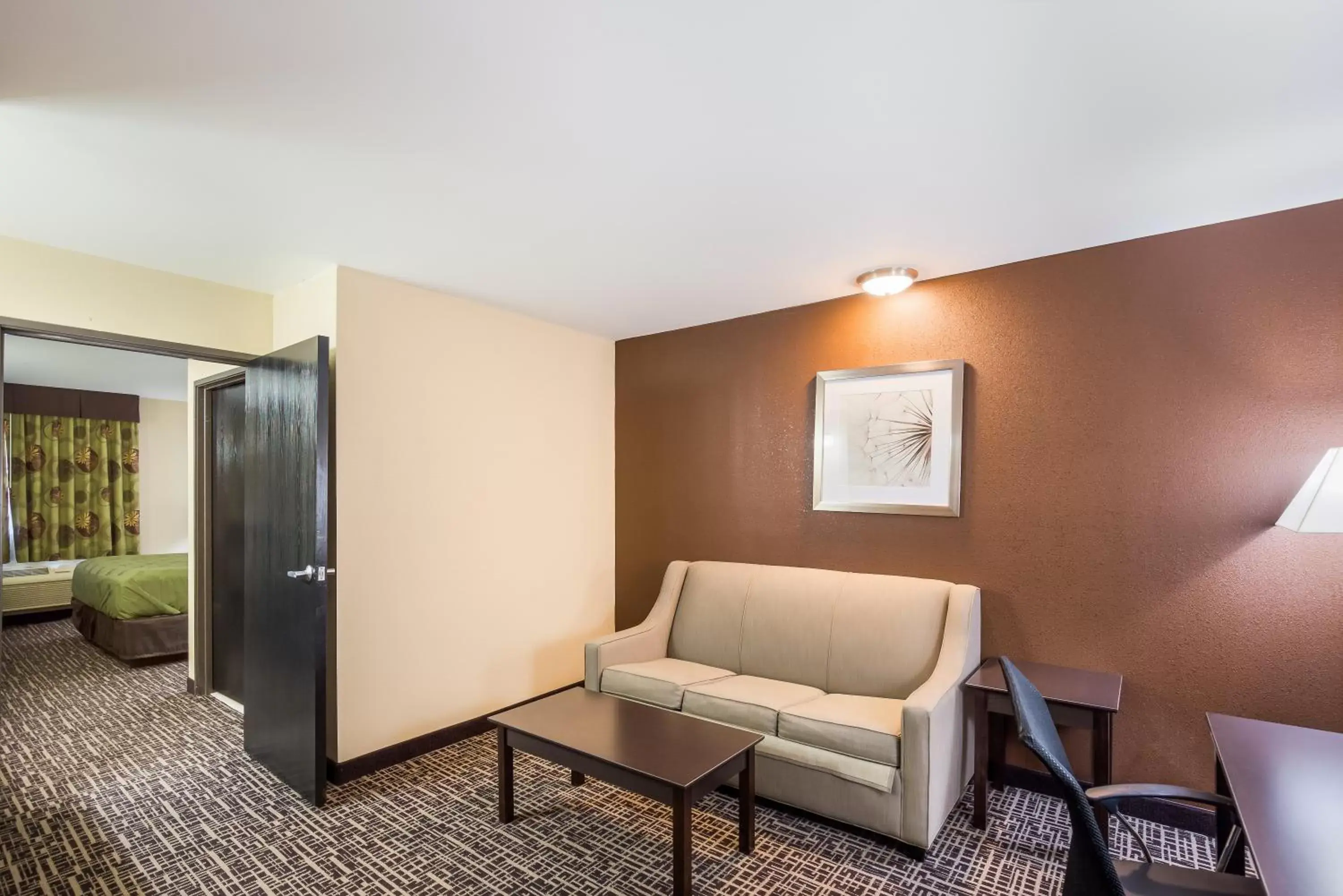 Living room, Seating Area in Quality Inn & Suites Caseyville - St. Louis