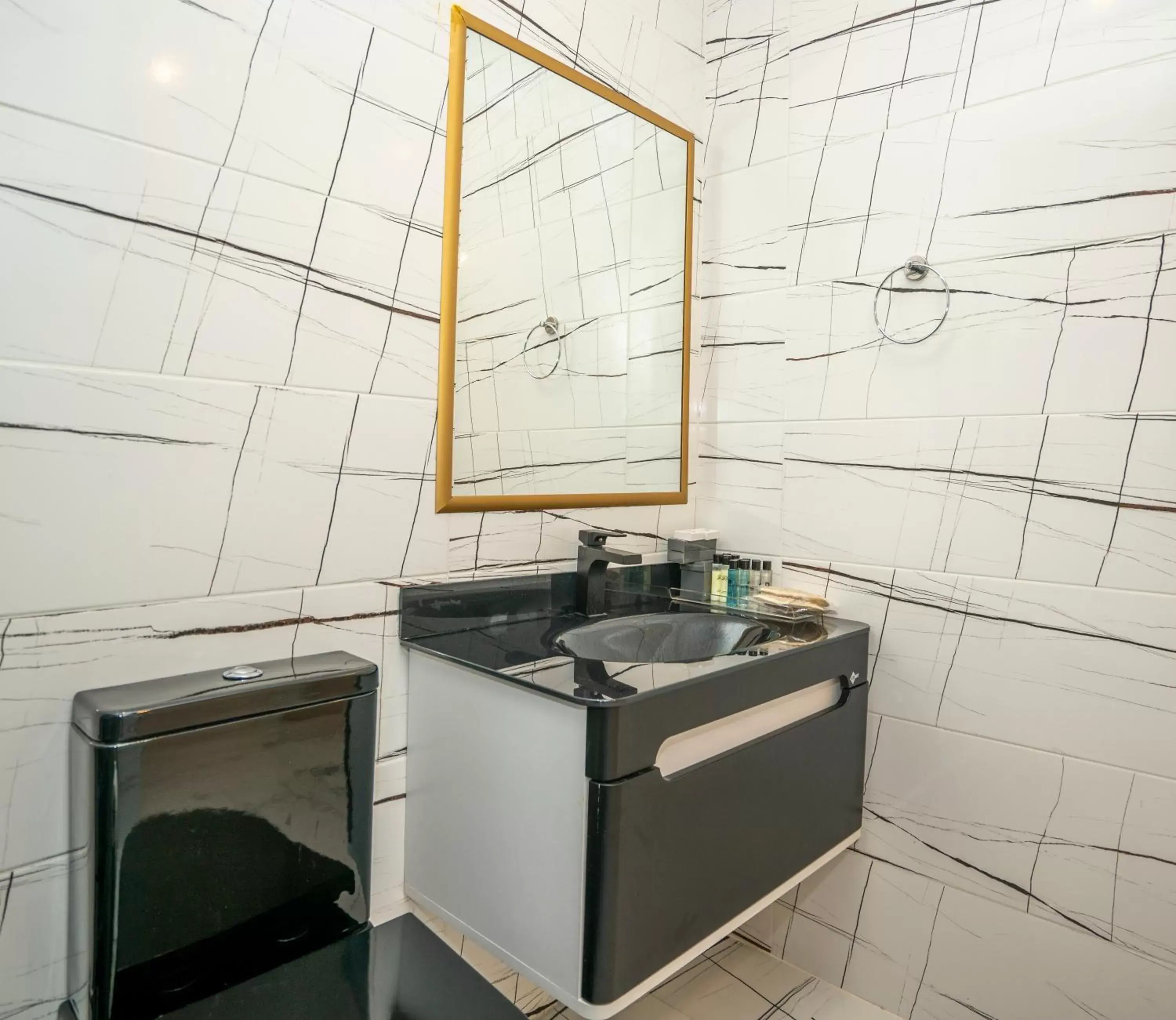 Bathroom, Kitchen/Kitchenette in The Gate 30 Suites Ataşehir