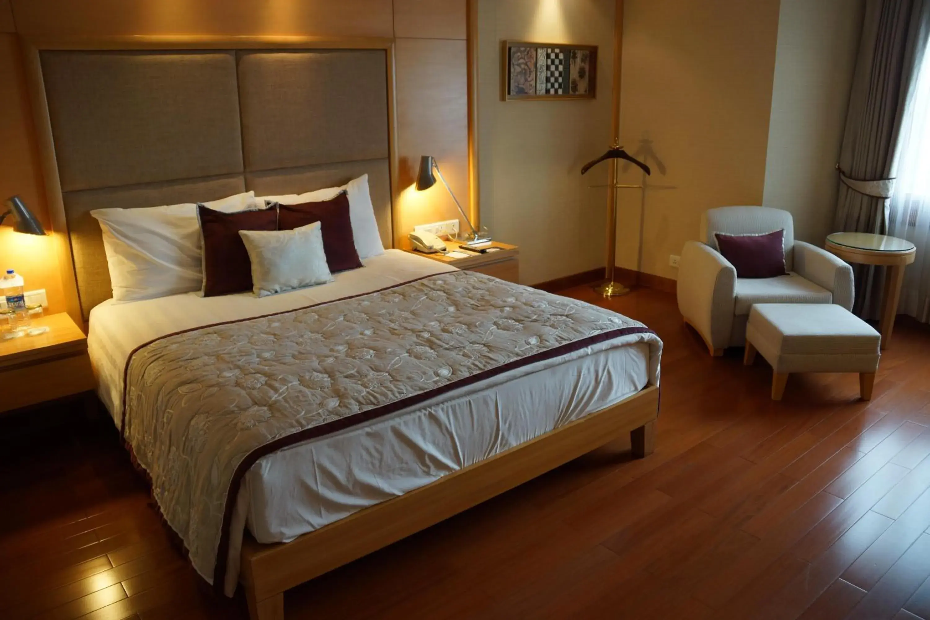 Photo of the whole room, Bed in Jaypee Vasant Continental