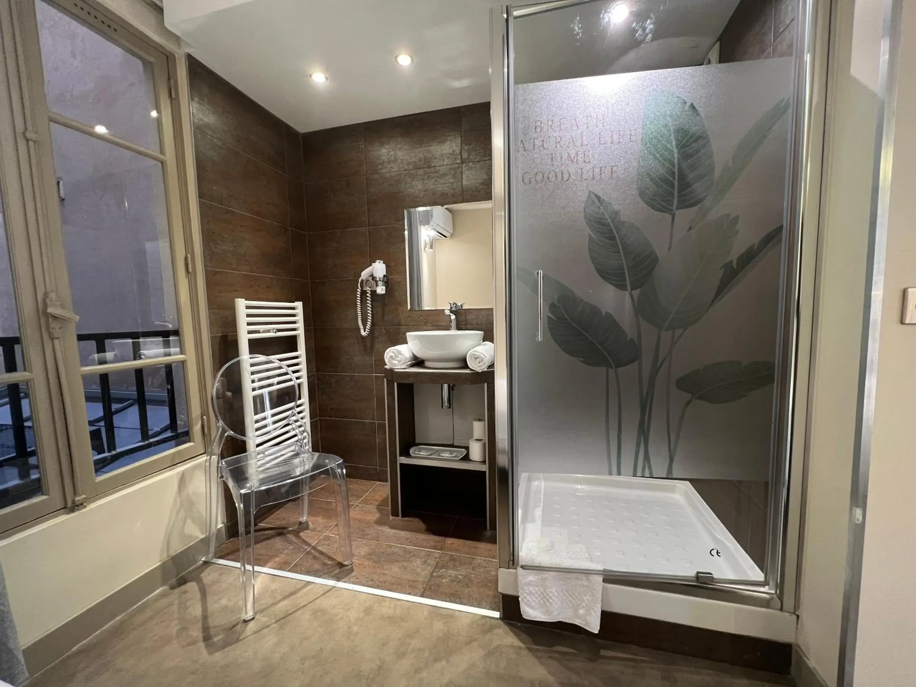 Bathroom in Nation Montmartre Hotel