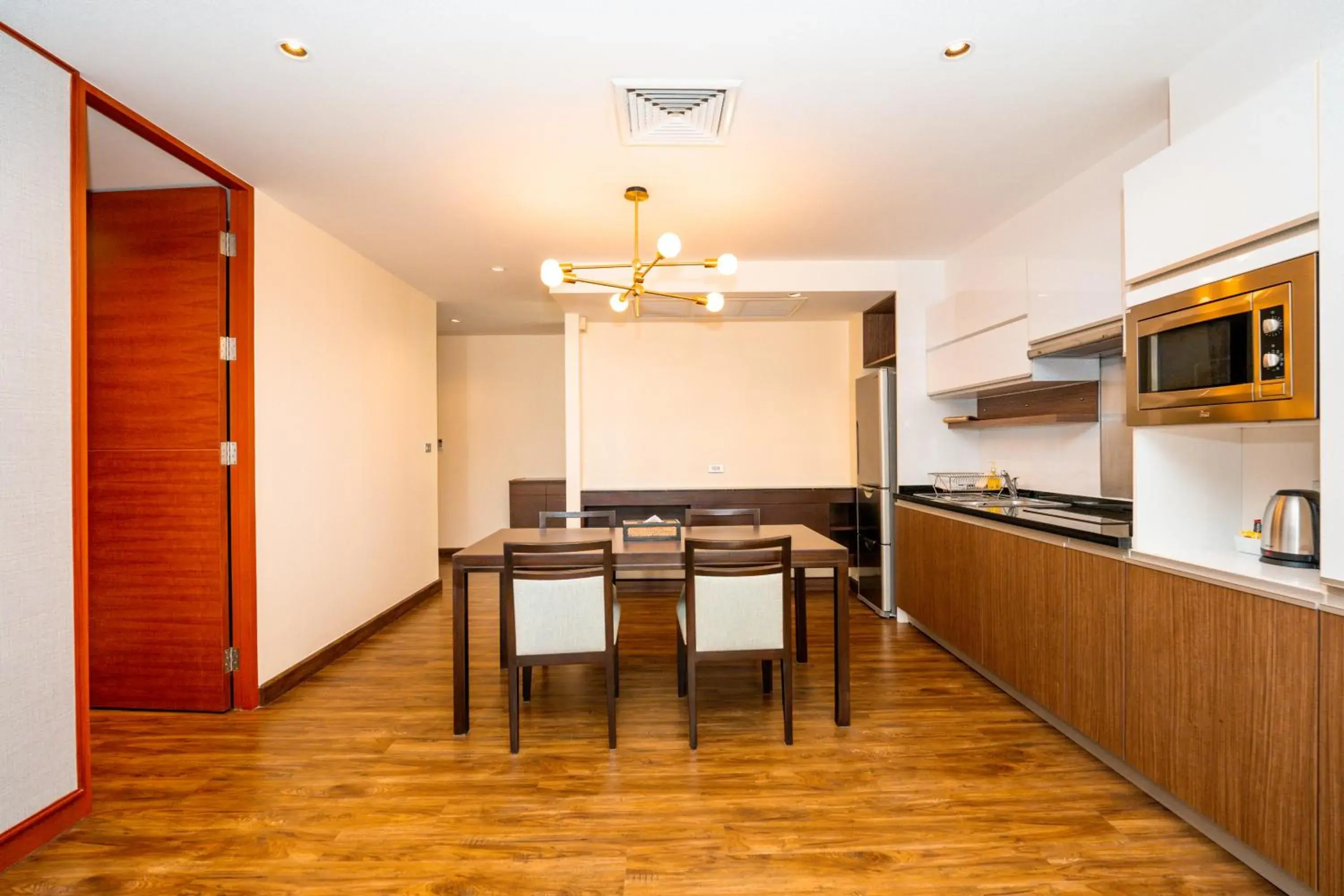 Living room, Kitchen/Kitchenette in Amanta Hotel & Residence Ratchada