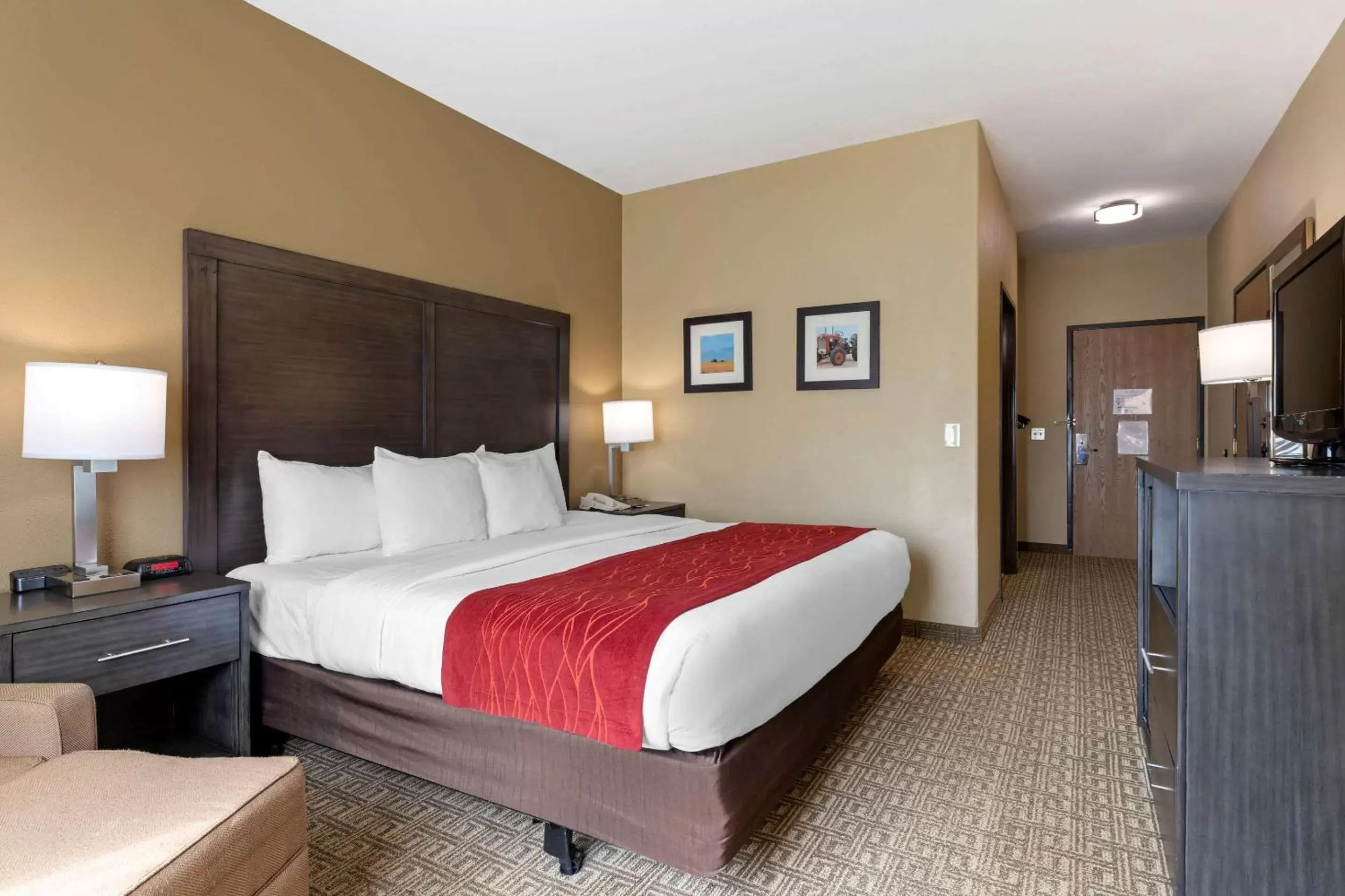 Photo of the whole room, Bed in Comfort Inn & Suites Ponca City near Marland Mansion