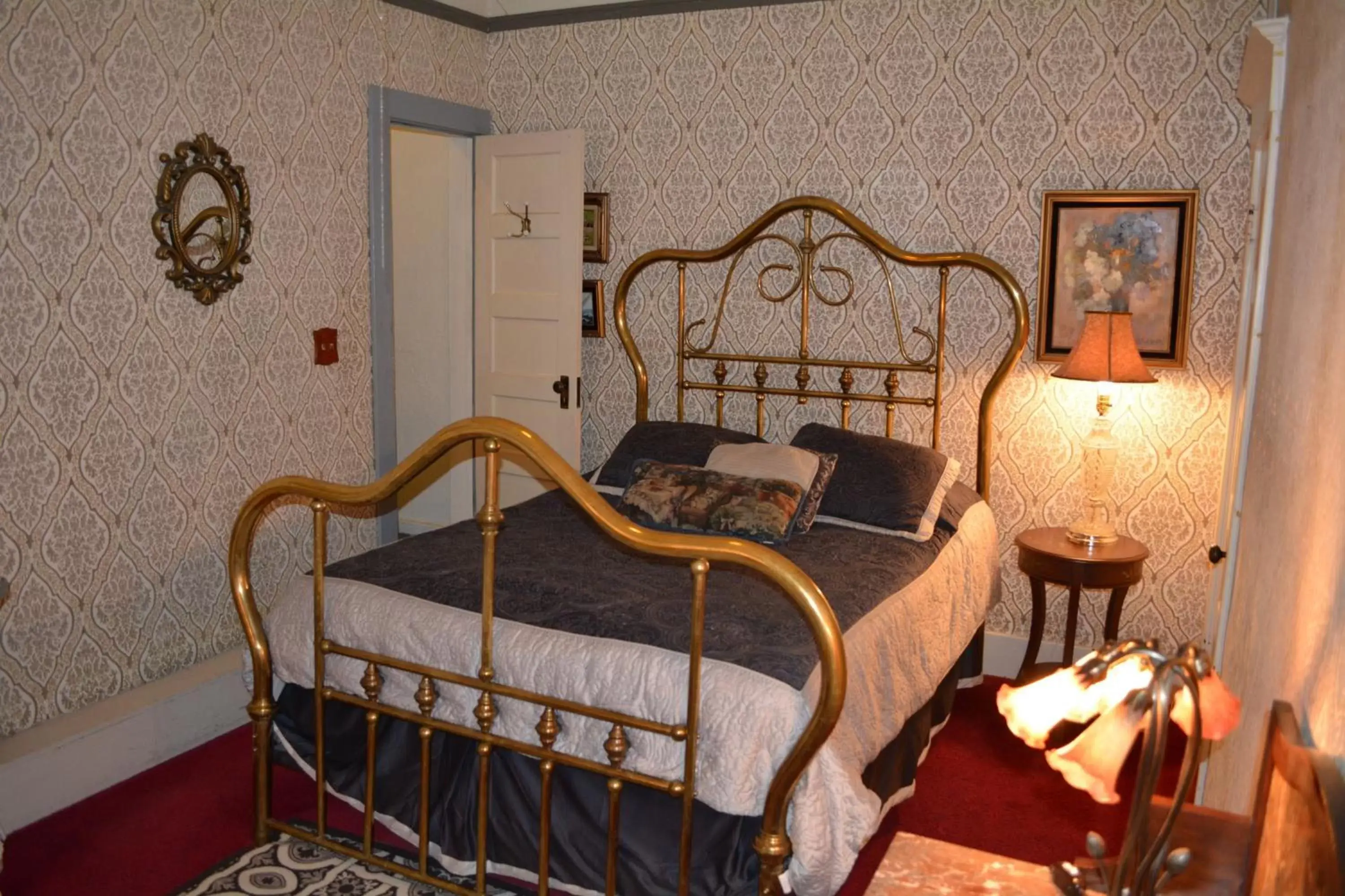 Photo of the whole room, Bed in Bisbee Grand Hotel