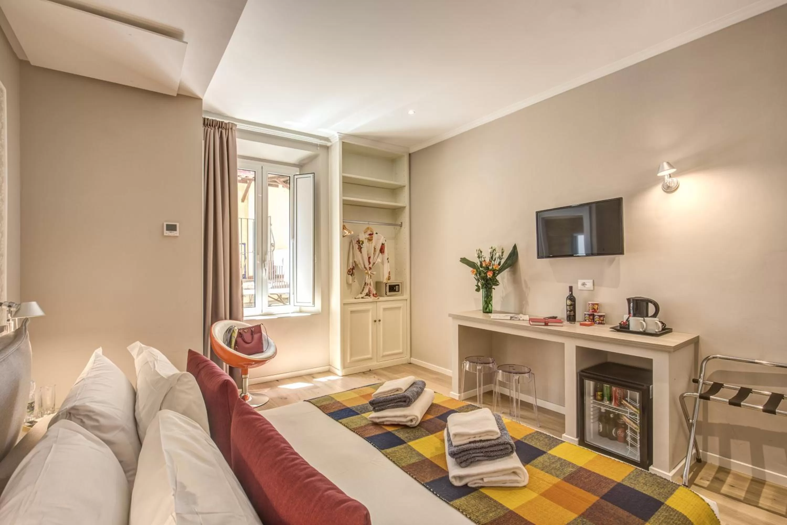 Photo of the whole room, Bed in The Spanish Suite Via di Ripetta